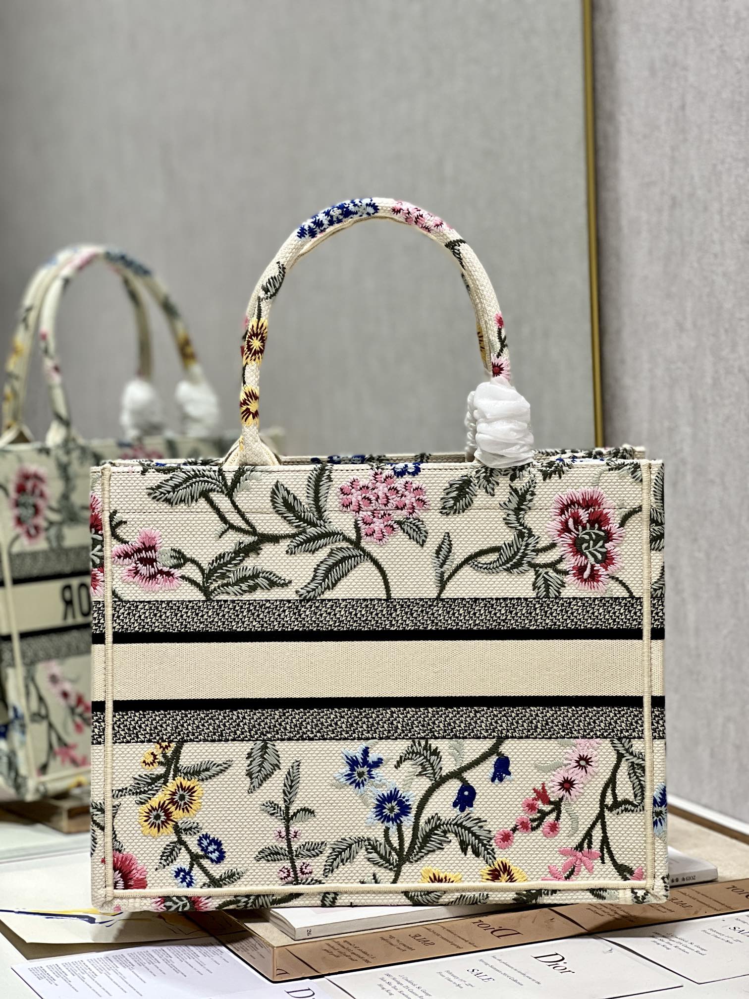 Handbag Dior 1286 size 36  28 cm - vstockx