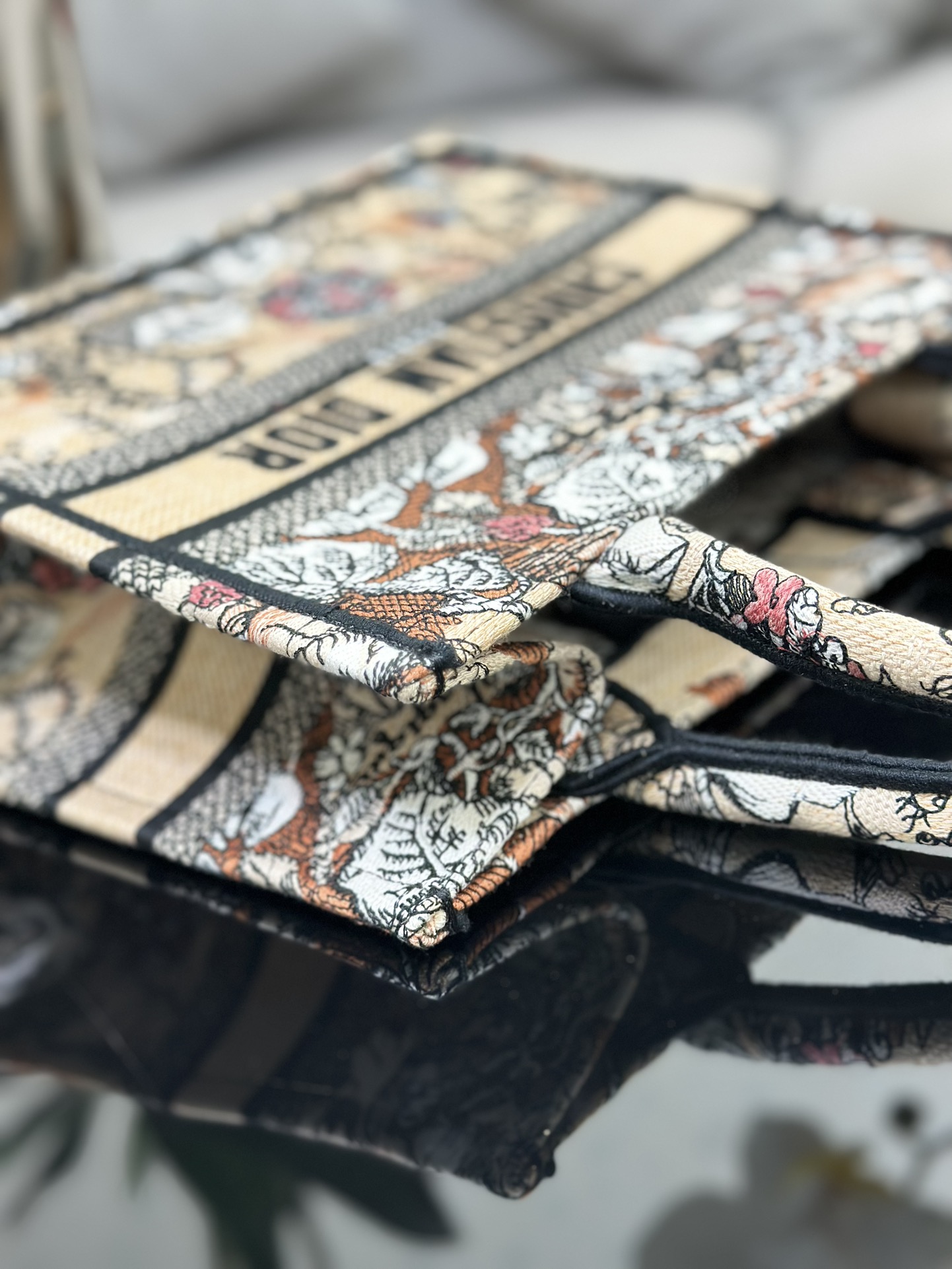 Handbag Dior M1286 size 26.5 x 21 x 14 cm - vstockx