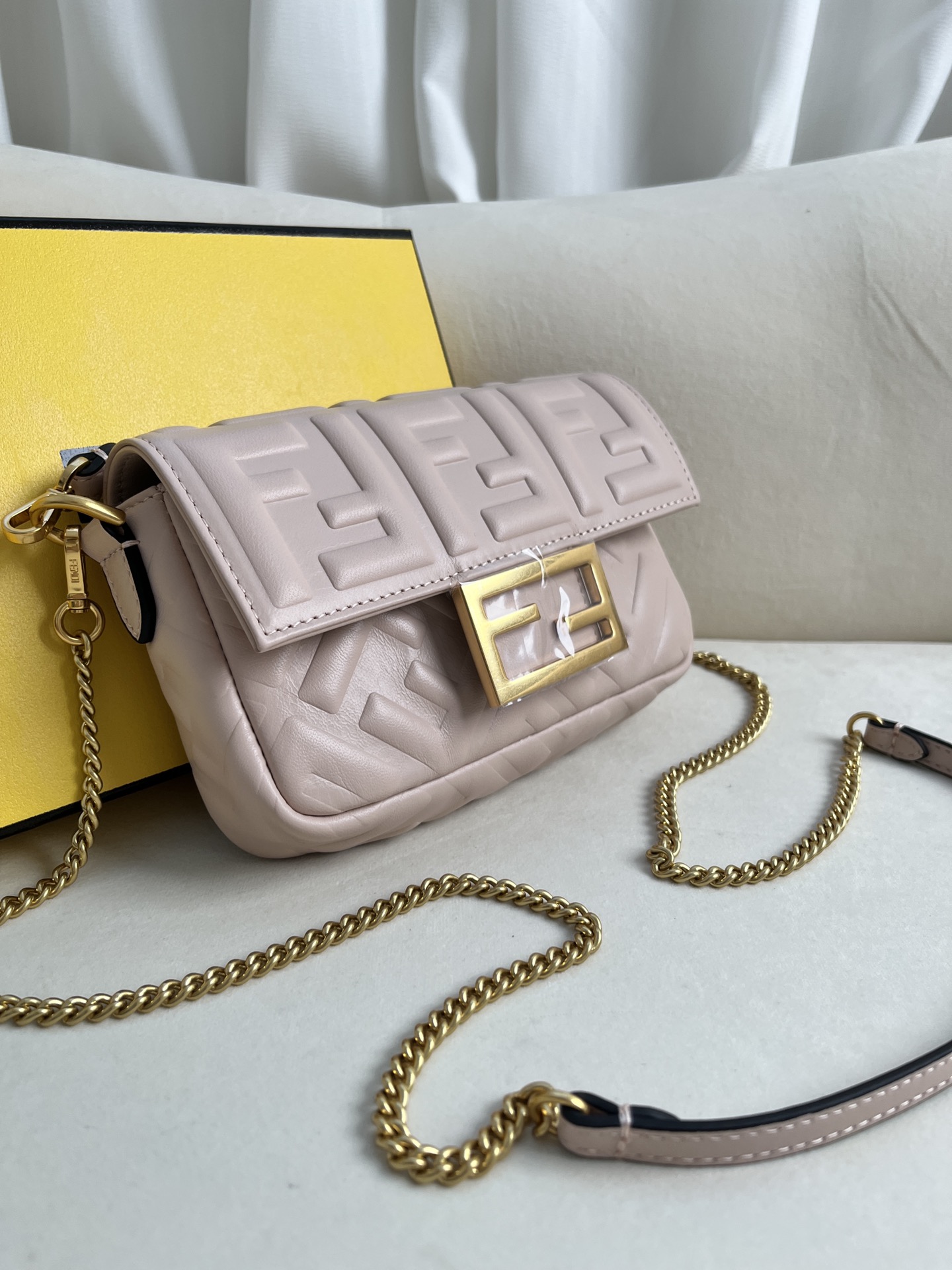 handbags FENDI 212 size:19*11.5*4cm - vstockx