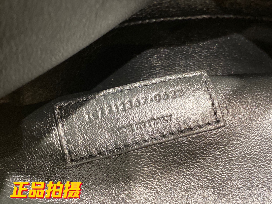 Handbags SAINT LAURENT 612367 size 18x17x8 cm - vstockx