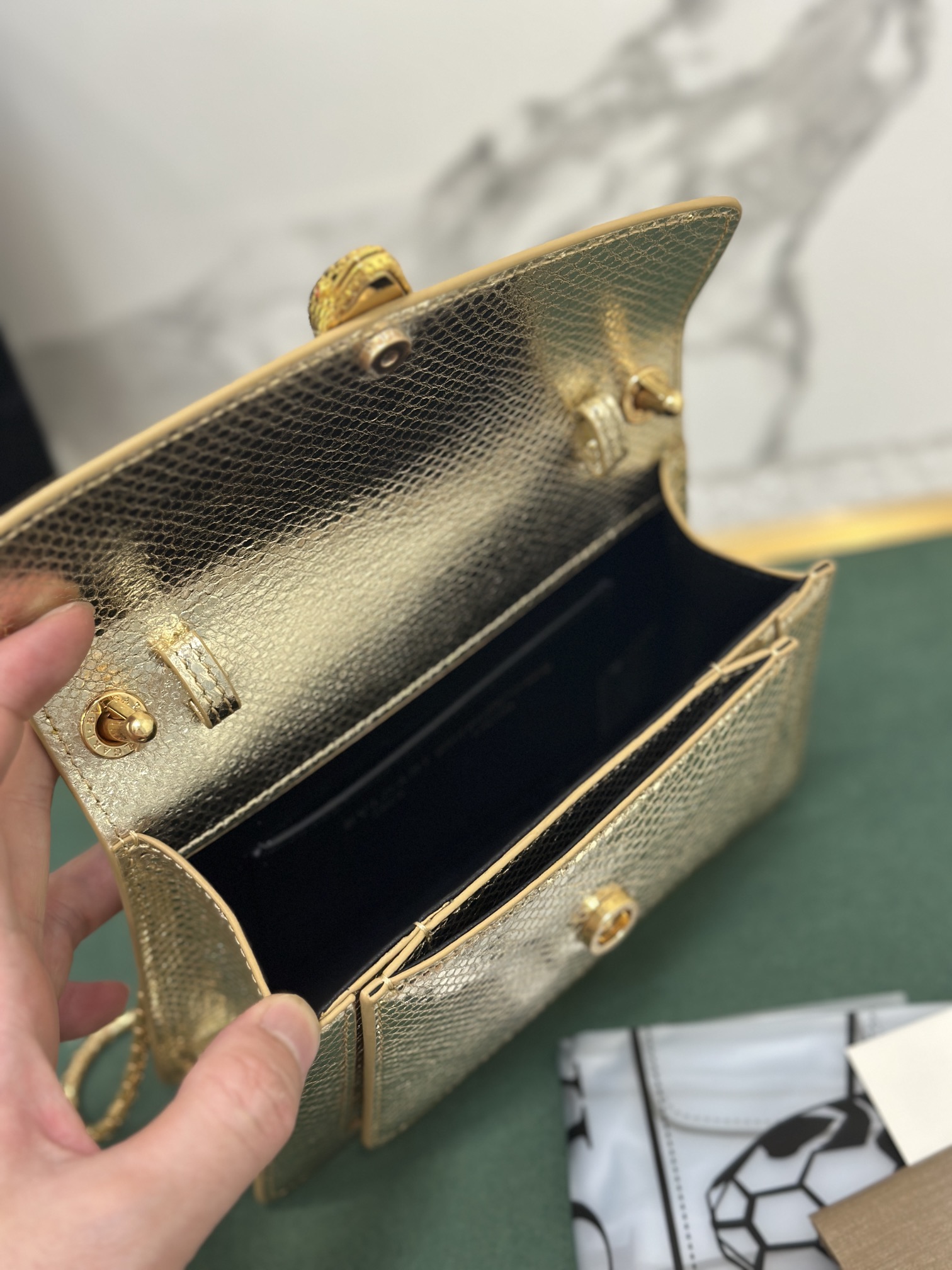 Handbags Bvlgari 288739 size:18.5*13*6.5 cm - vstockx
