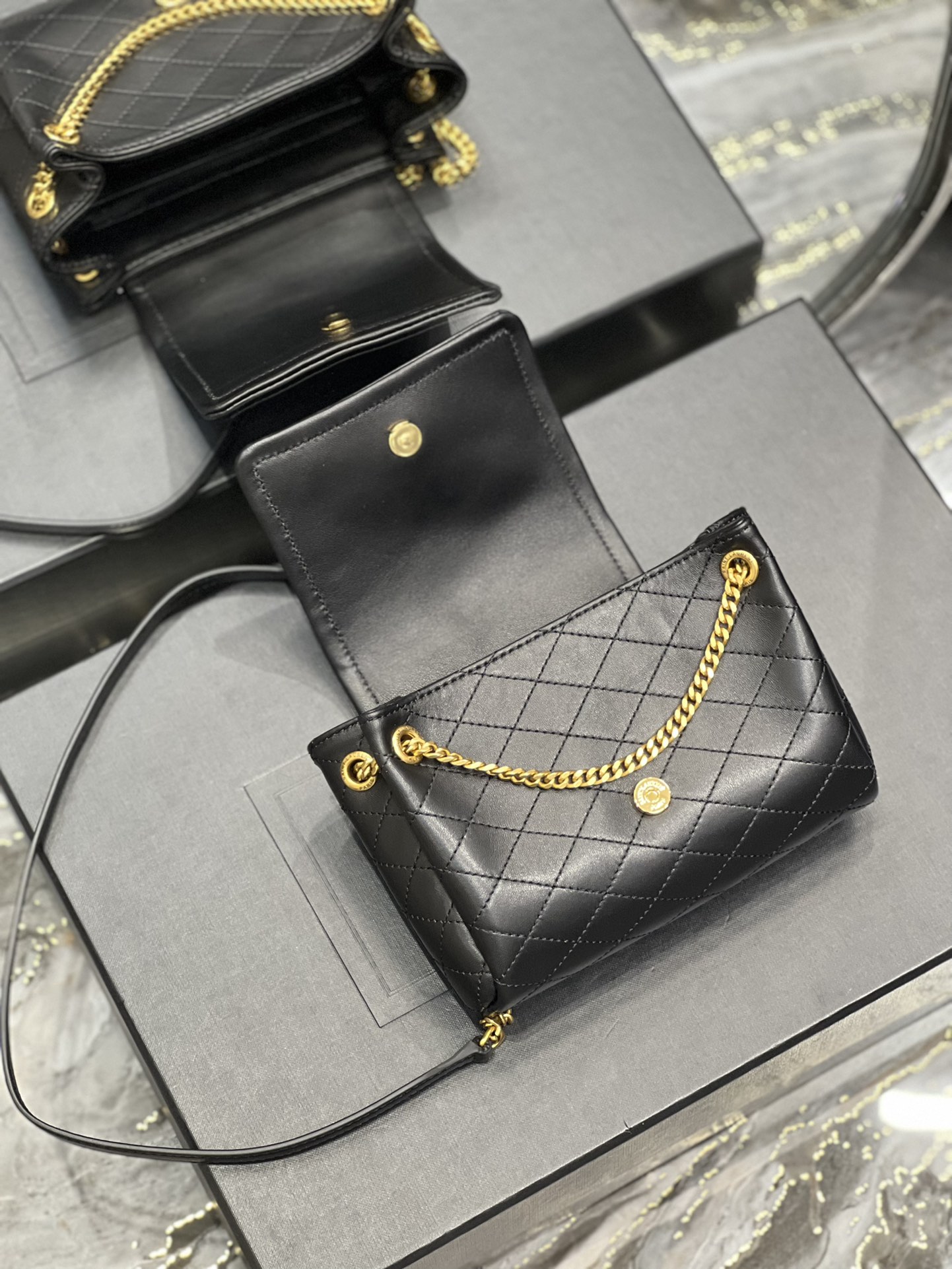 Handbags SAINT LAURENT 672738 size 18x13x6 cm - vstockx