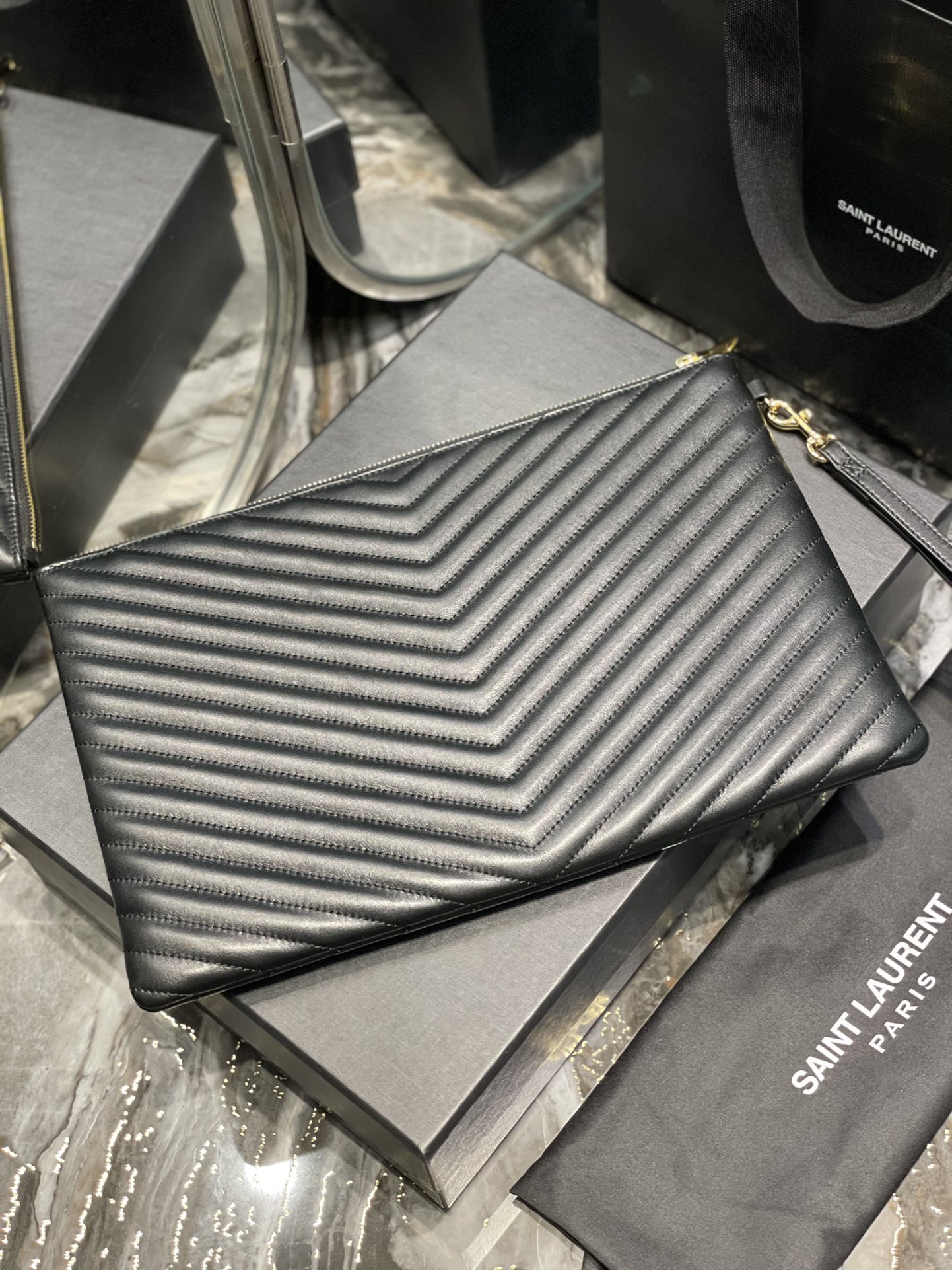 Handbags SAINT LAURENT 440222 size 36x24.5x2.5 cm - vstockx