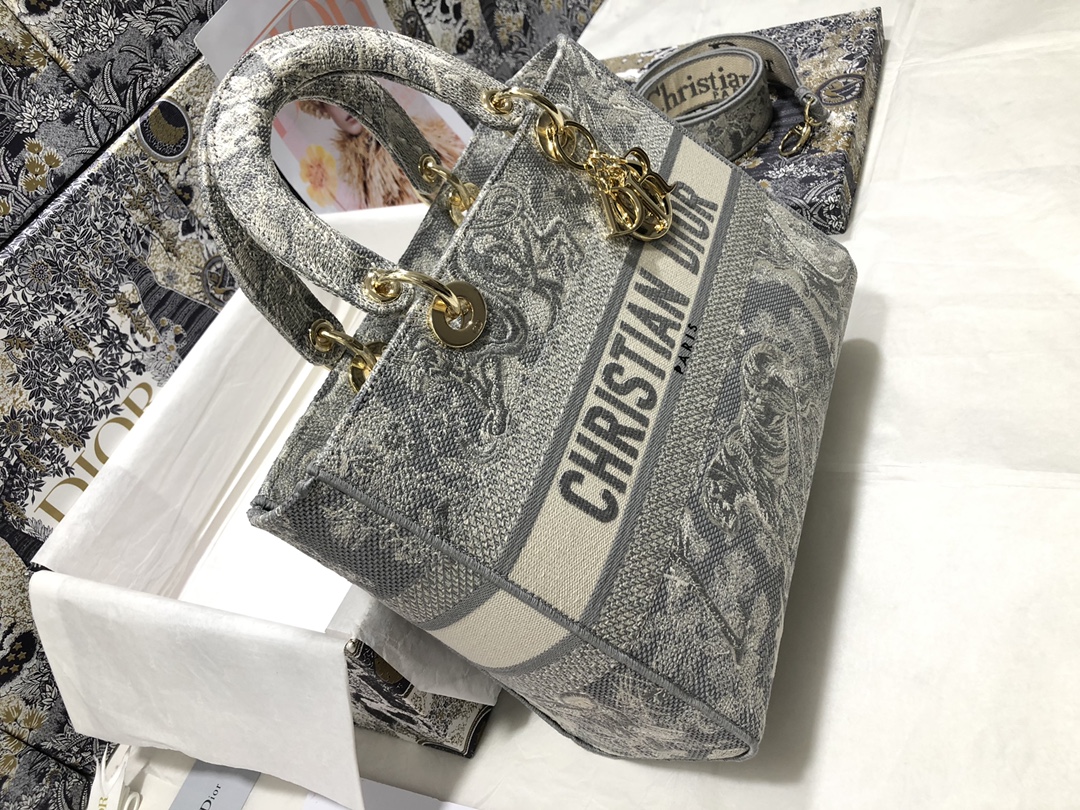 Handbag Dior M0566 size 32 x 25 x 11 cm - vstockx