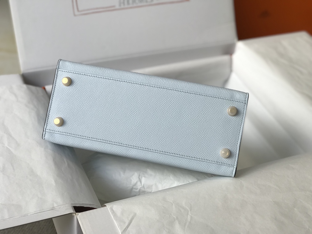 Handbags   . size:25 cm - vstockx