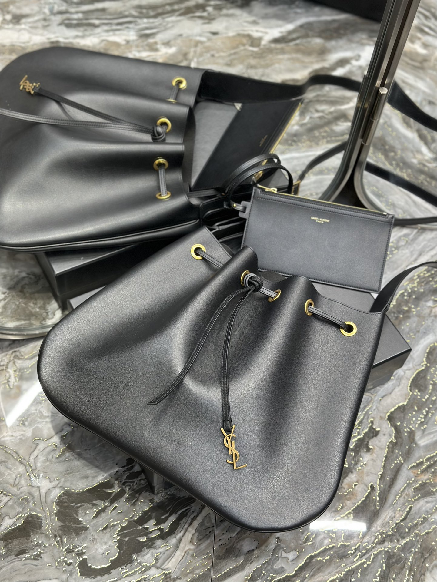 Handbags SAINT LAURENT 697941 size 44  33  2.5 cm - vstockx