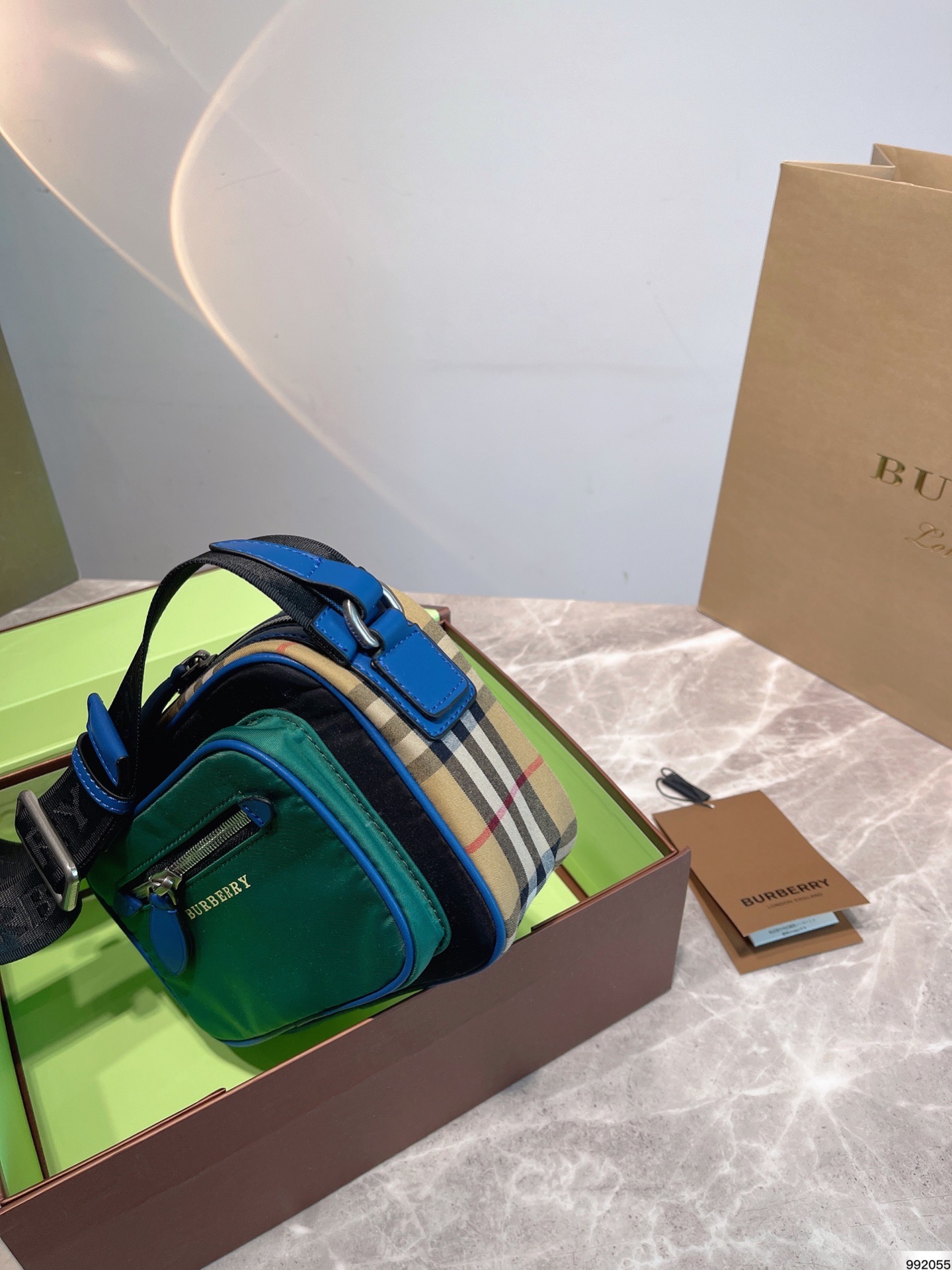 Burberry   ͱ      ෲͬ               ճ     21cm X14cm - vstockx