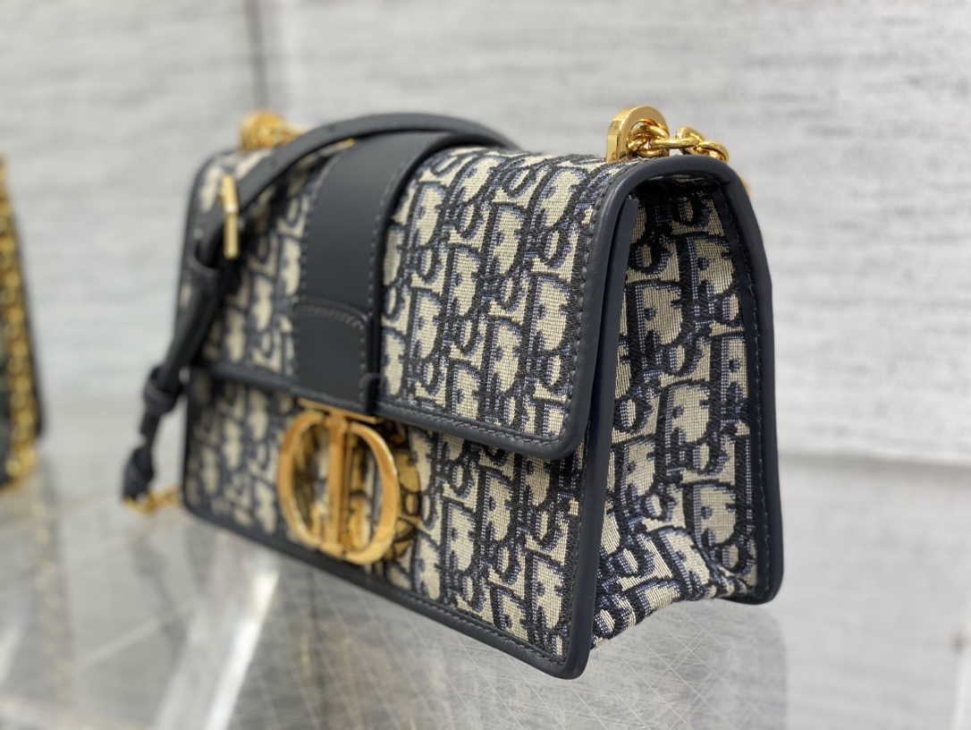 Handbags !  9208 size  25x16.5x8 - vstockx