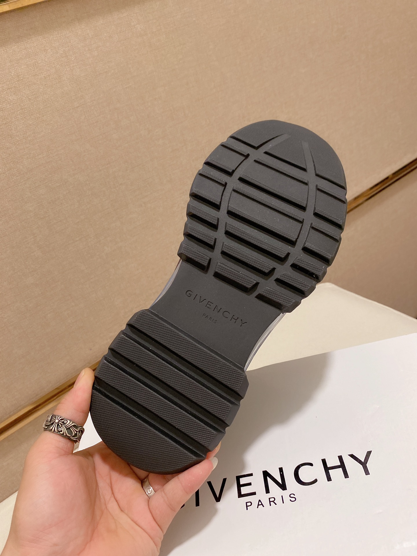 Givenchy Spectre Zip Sneakers 15 - vstockx