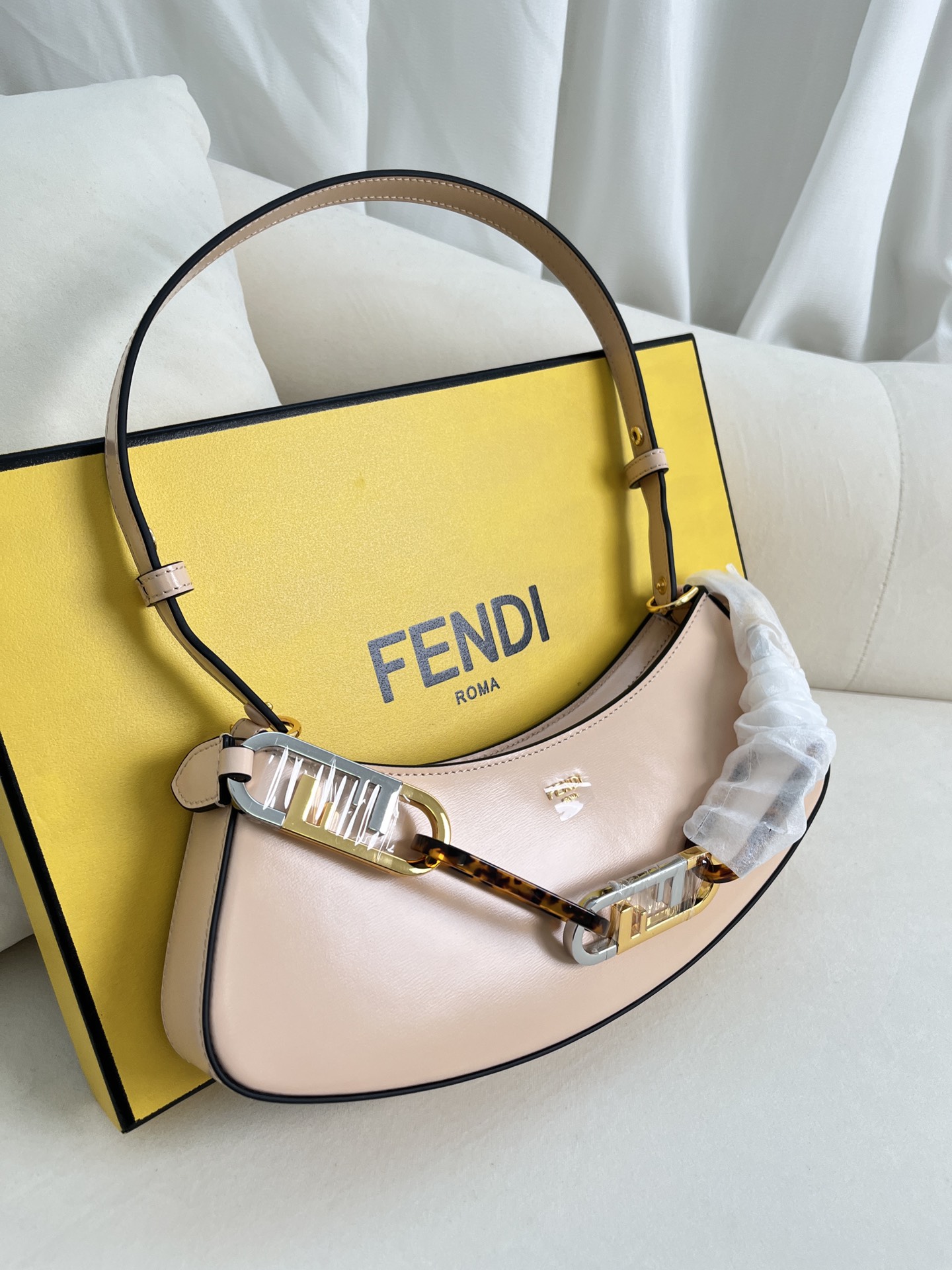 handbags FENDI 225 size:32*11*5cm - vstockx