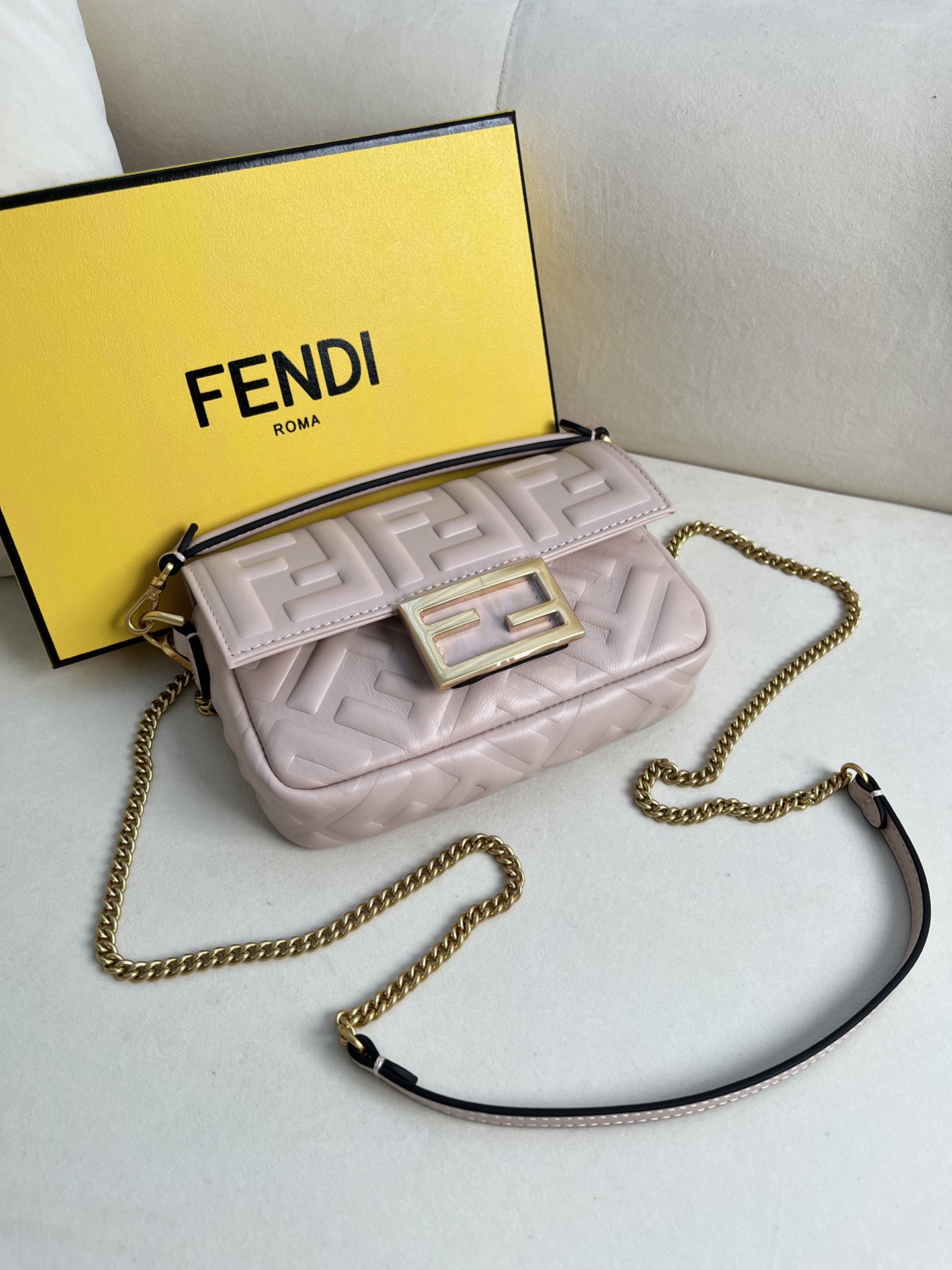 handbags FENDI 212 size:19*11.5*4cm - vstockx