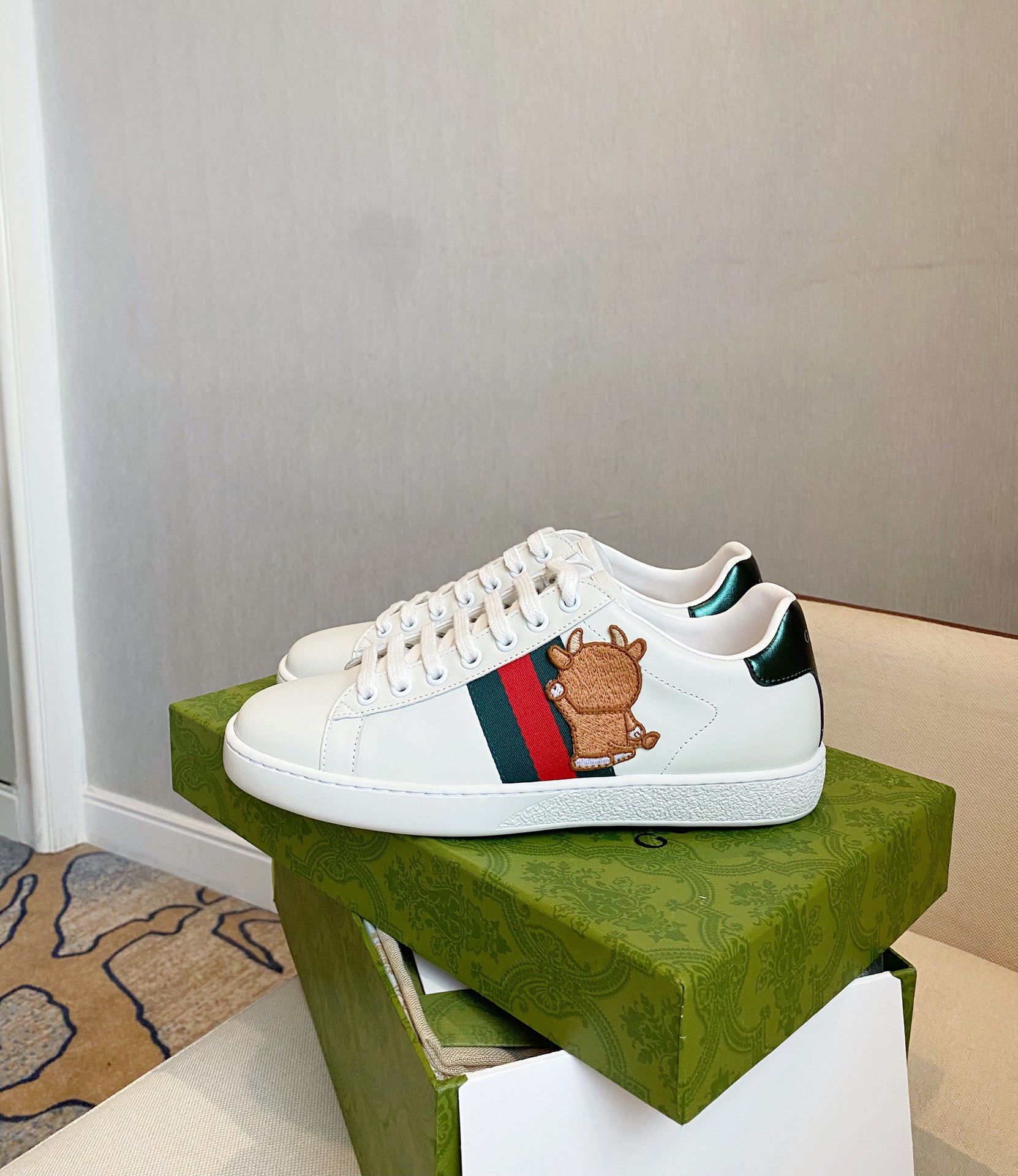 Gucci Women's Ace sneaker with bee sneaker 4 - vstockx