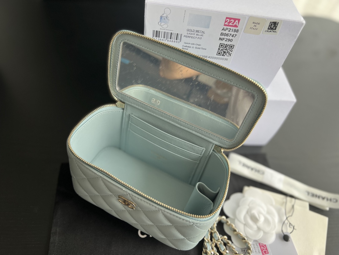 Handbag Chanel AP2199 size 17cmx9.5cmx8 cm - vstockx