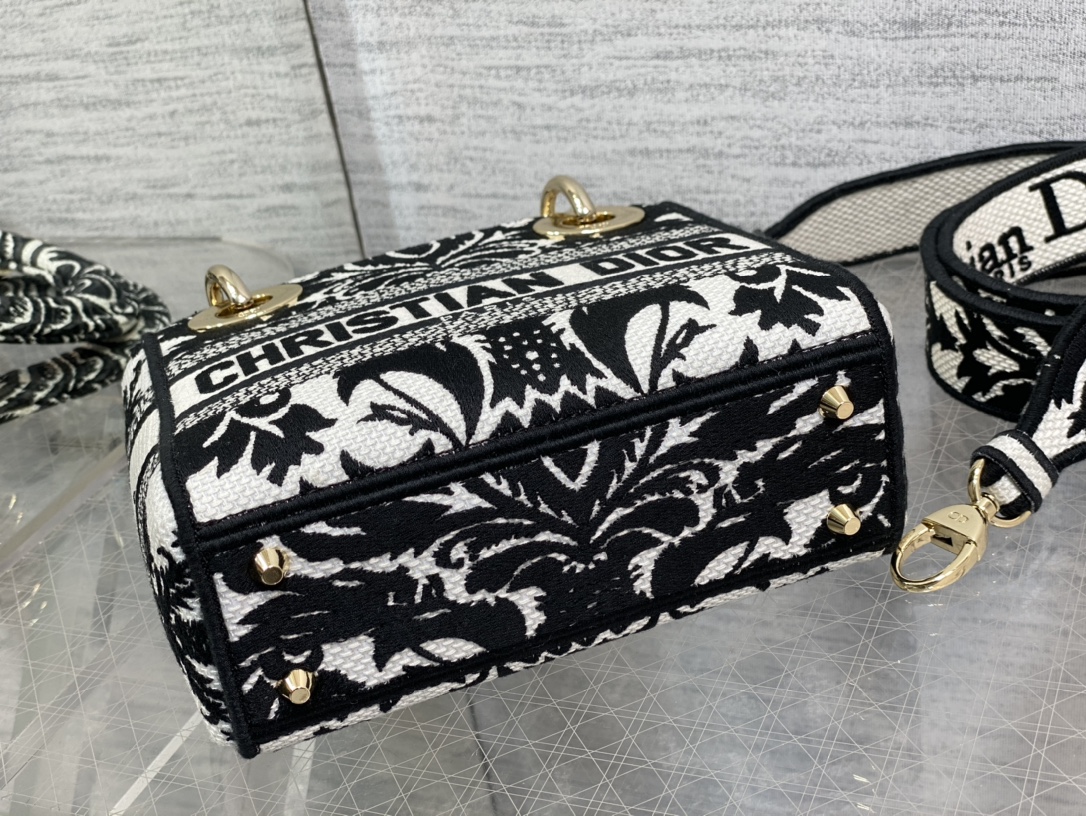 Handbag Dior size 17*7*15 cm - vstockx