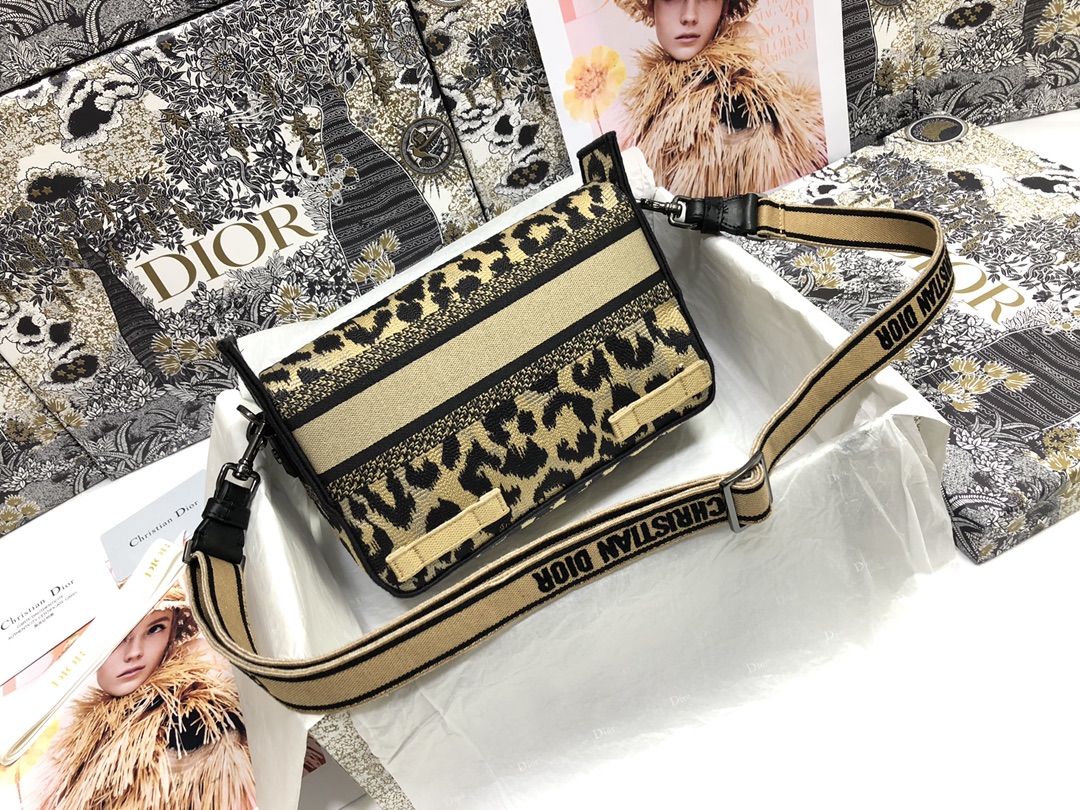 Handbag Dior M1241 size 23 x 15 x 8 cm - vstockx