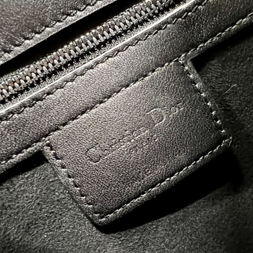 Handbag Dior 1202 size 31  31  11 cm - vstockx