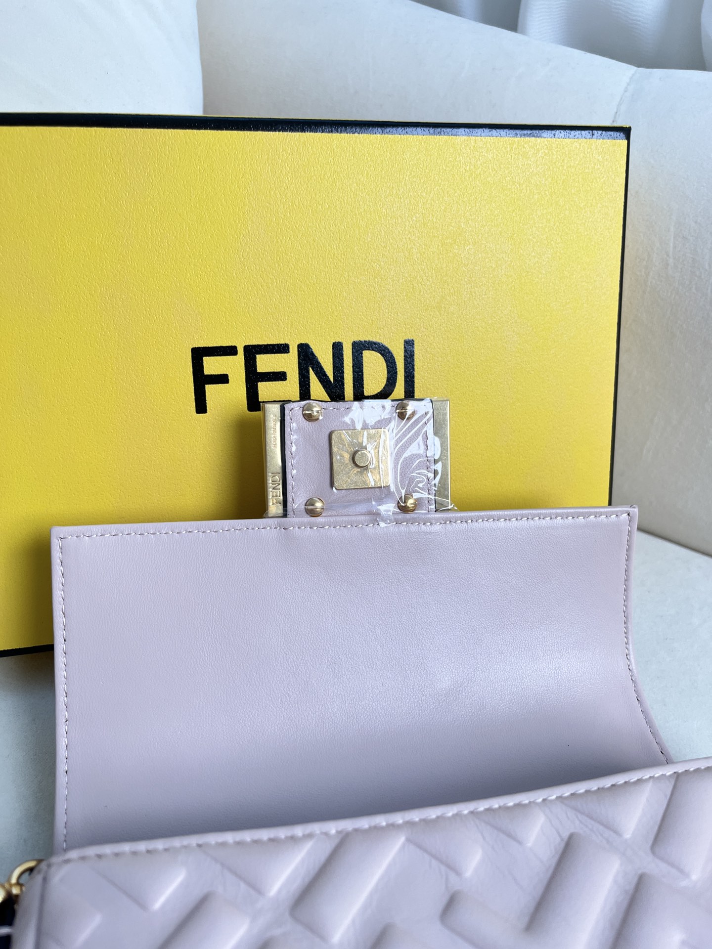 handbags FENDI 212 size:19*11.5*4cm - vstockx