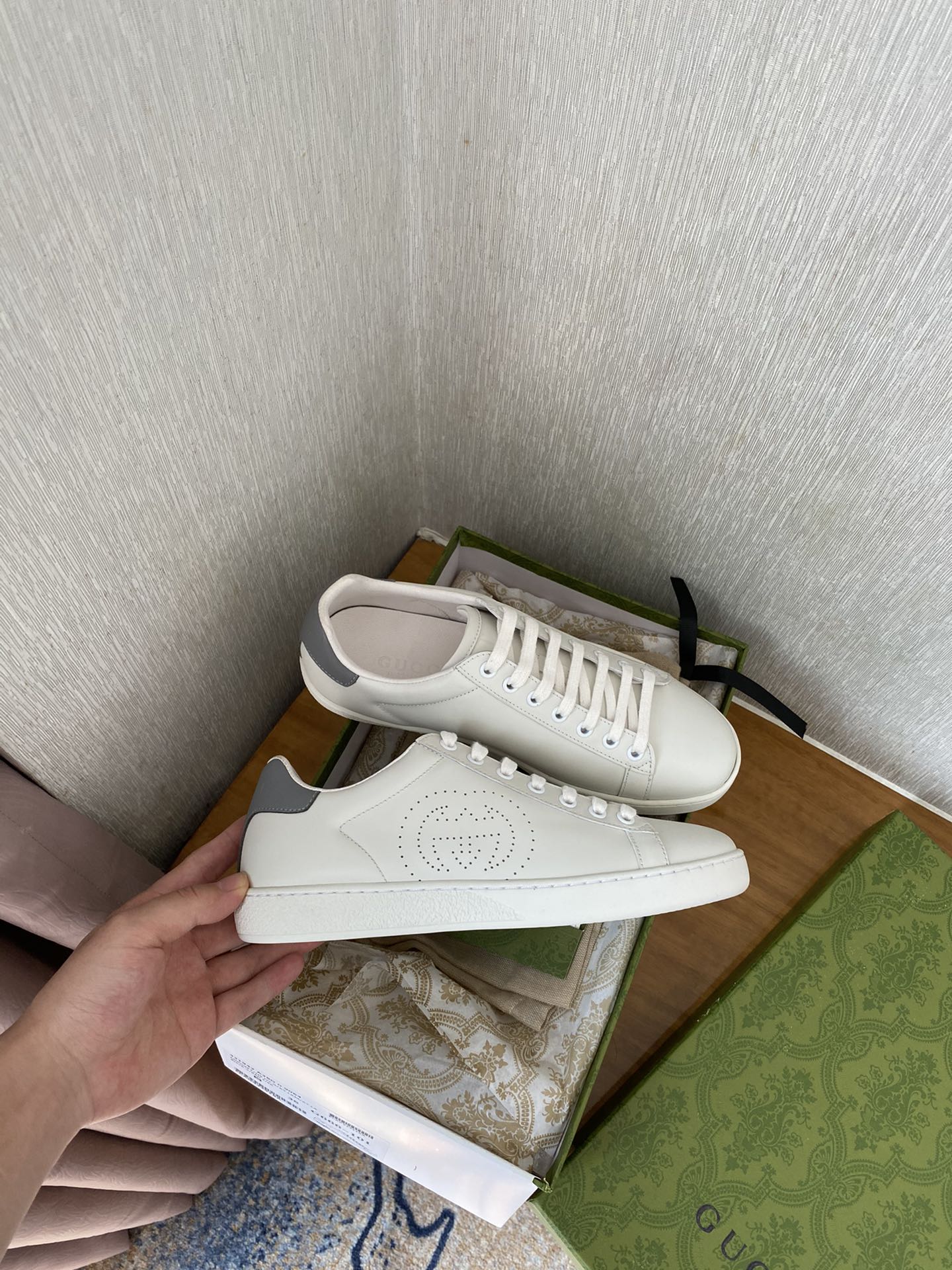 Gucci Women's Ace sneaker with bee sneaker 4 - vstockx