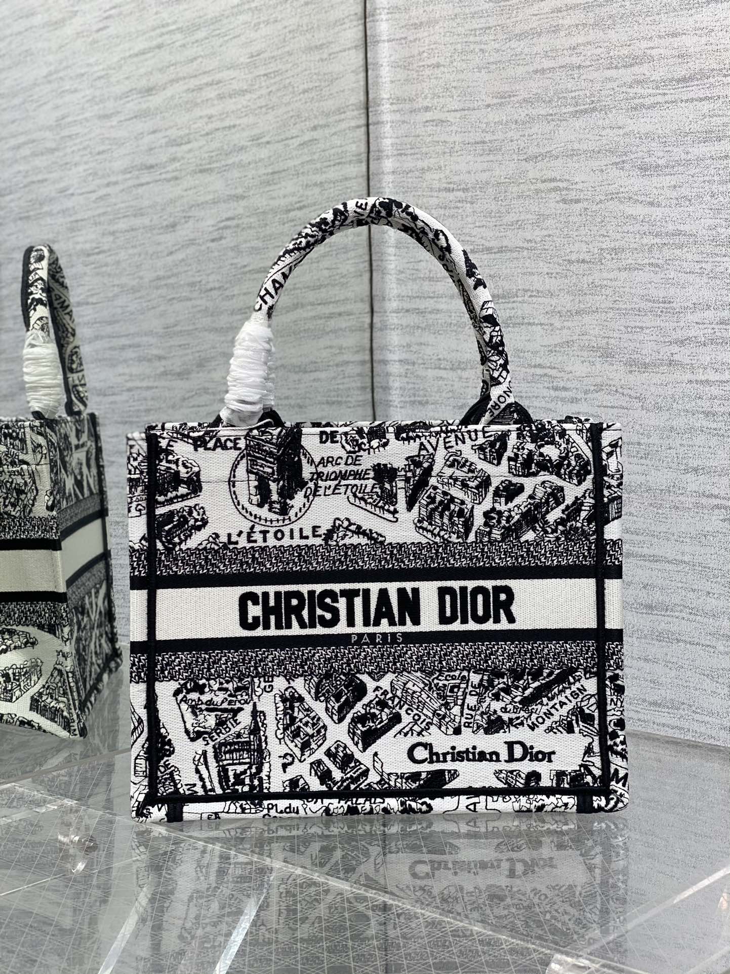 Handbag Dior size 26*8*22 cm - vstockx