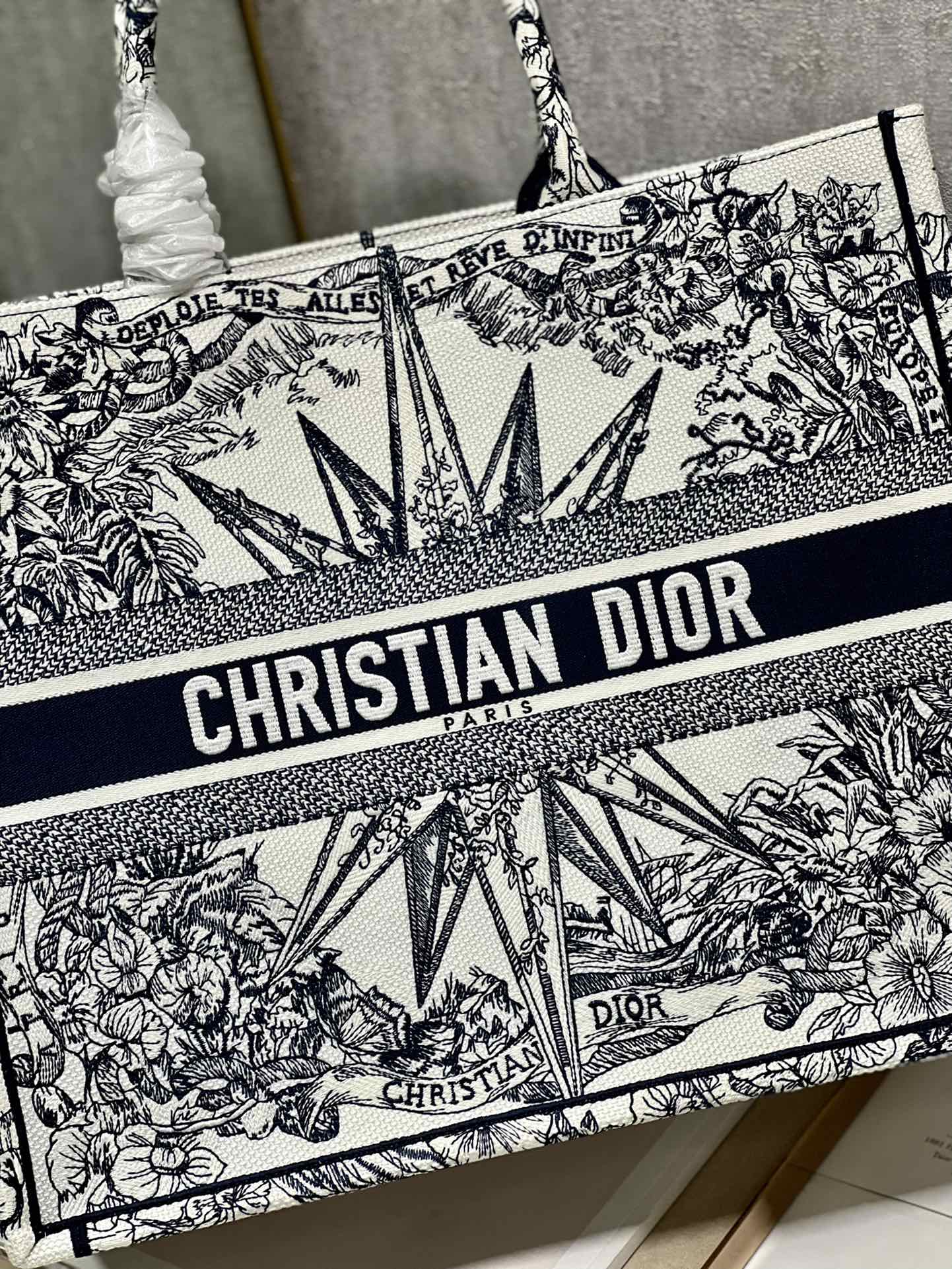 Handbag Dior 1286 size 42  35  18.5 cm - vstockx