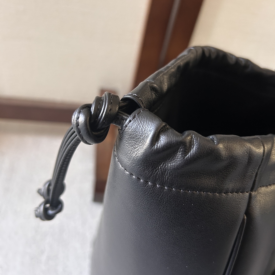 Handbags CELIN CABAS TRIOMPHE 199973 size:44 * 28 *18 cm - vstockx