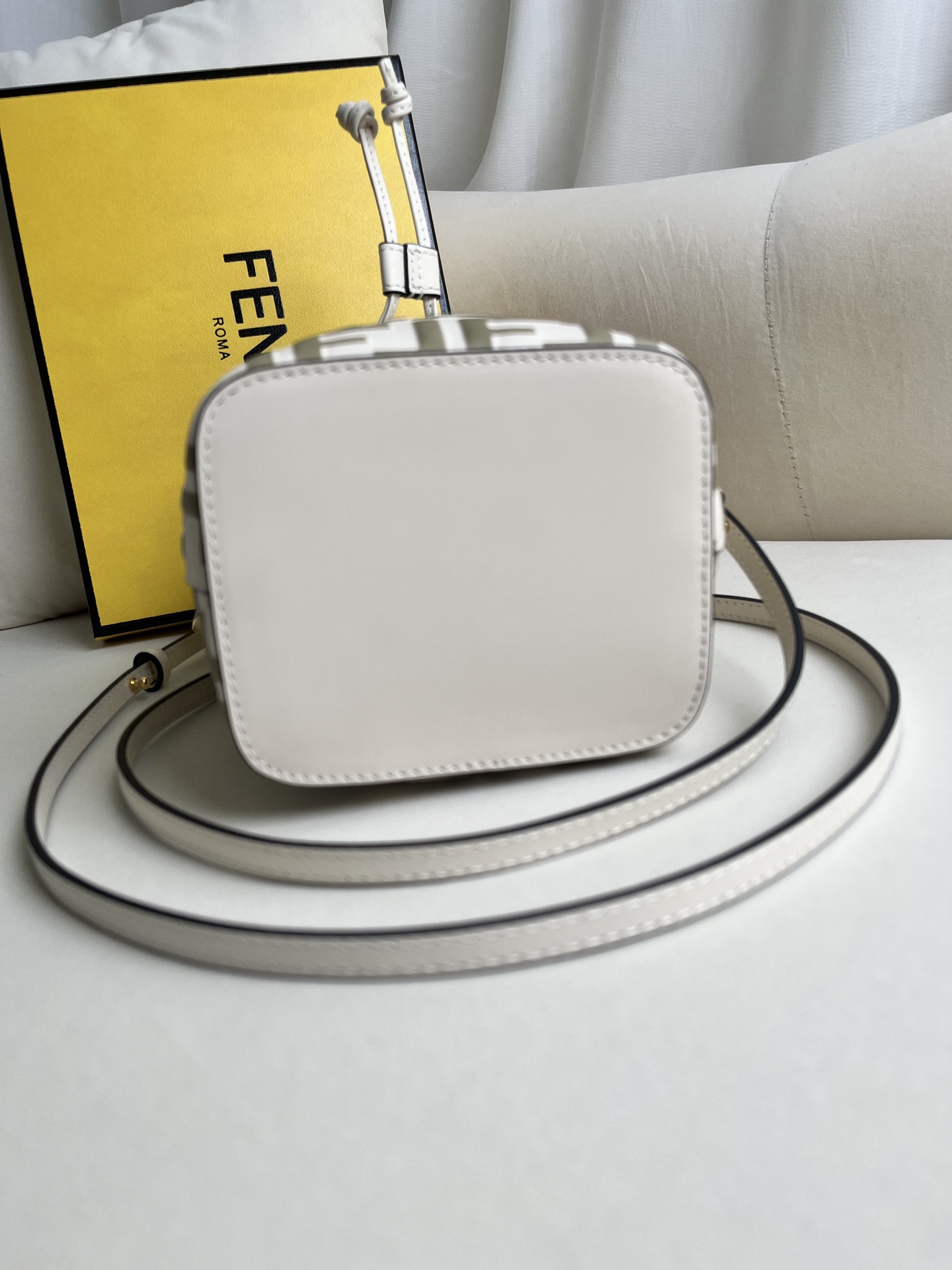 handbags FENDI 226 size:12*18*10cm - vstockx