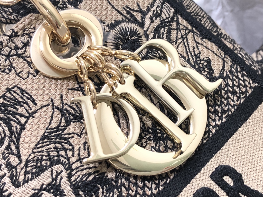 Handbag Dior M0565 size 24 x 20 x 11 cm - vstockx