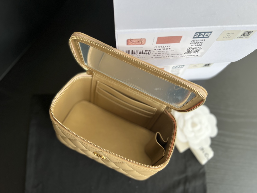 Handbag Chanel AP2303 size 17cmx9.5cmx8 cm - vstockx