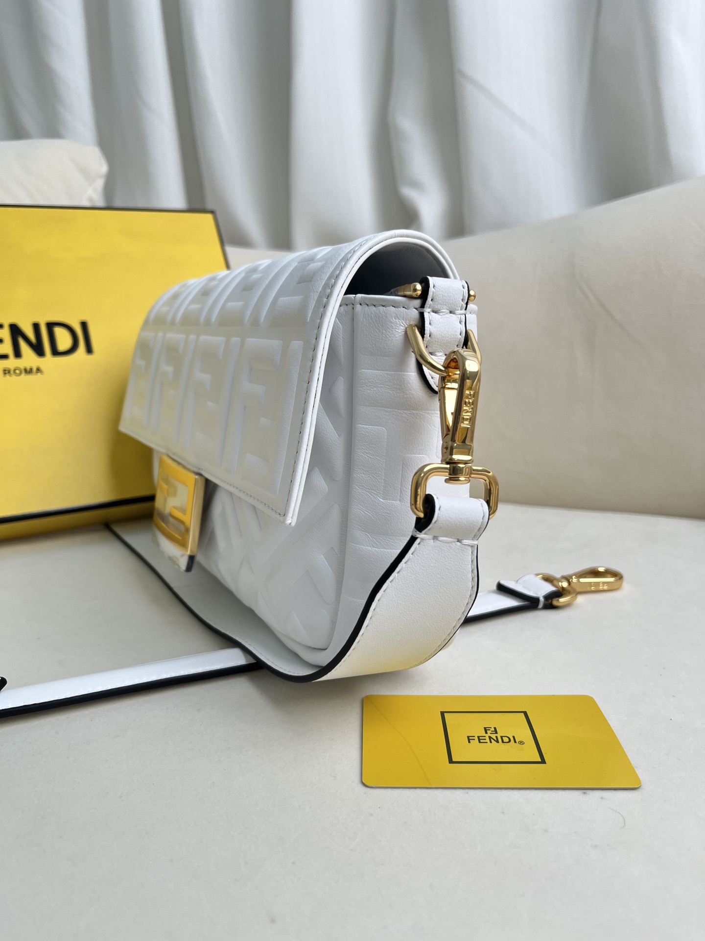 handbags FENDI 211 size:27*15*6cm - vstockx