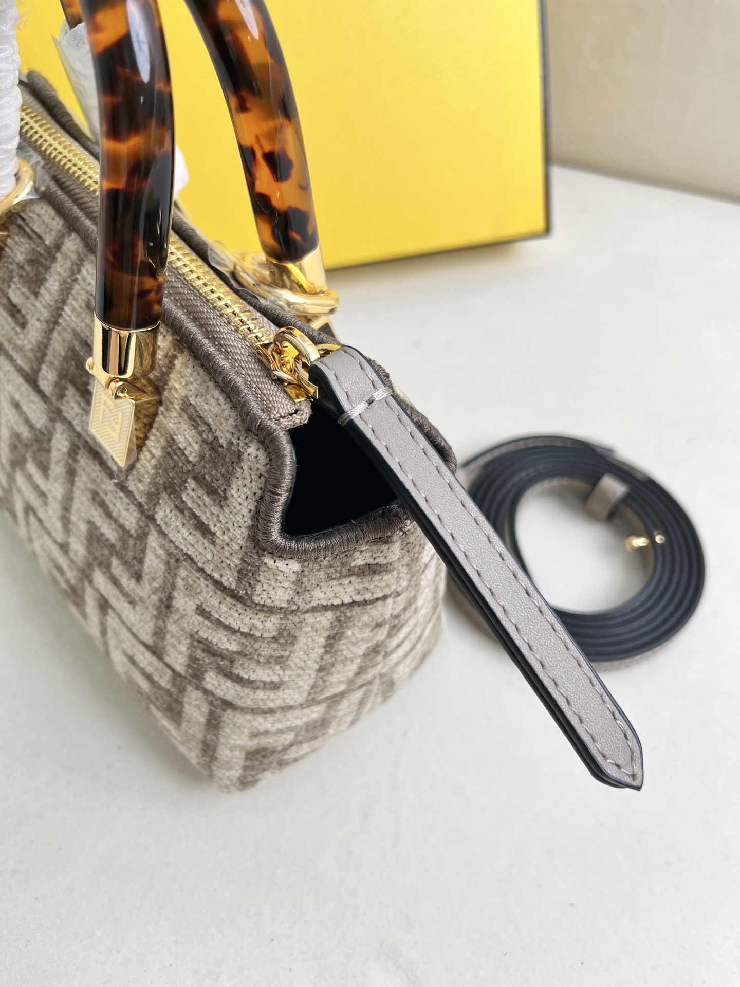 handbags FENDI 228 size:20.5*12*9cm - vstockx