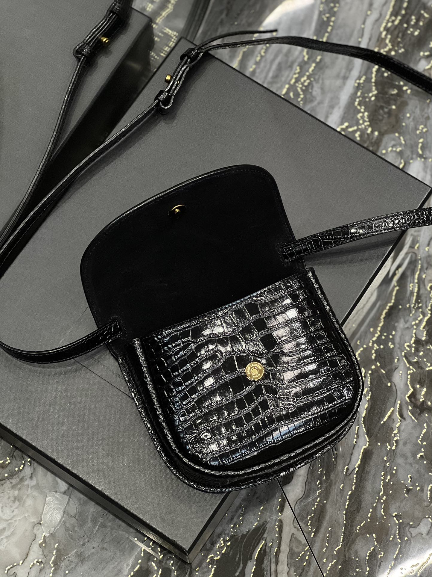 Handbags SAINT LAURENT 619740 size 18x15.5x5.5 cm - vstockx