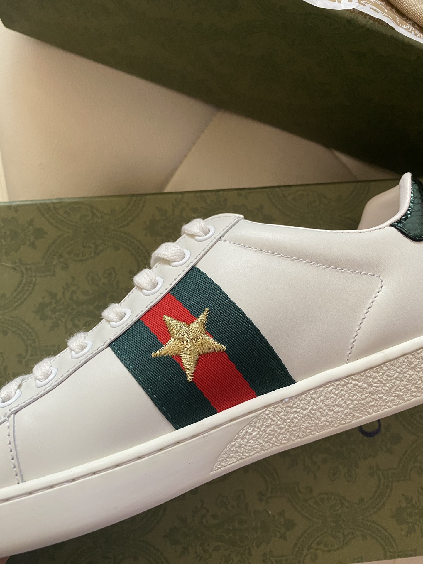 Gucci Women's Ace sneaker with bee sneaker 4 - vstockx