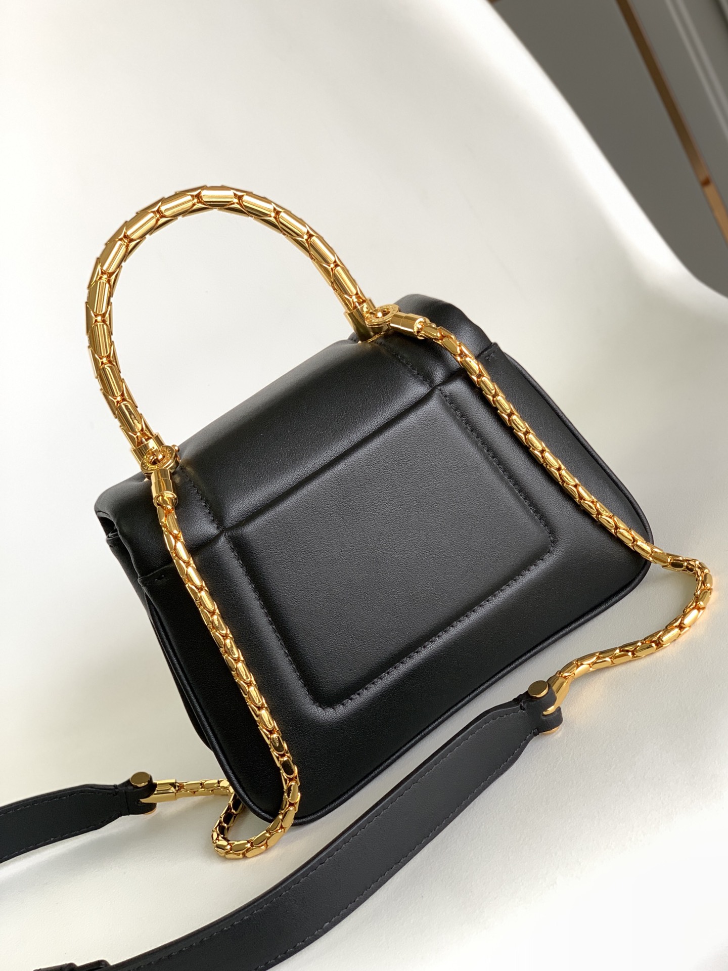 Handbags Bvlgari SERPENTI REVERSE size:22.5*15*7 cm - vstockx