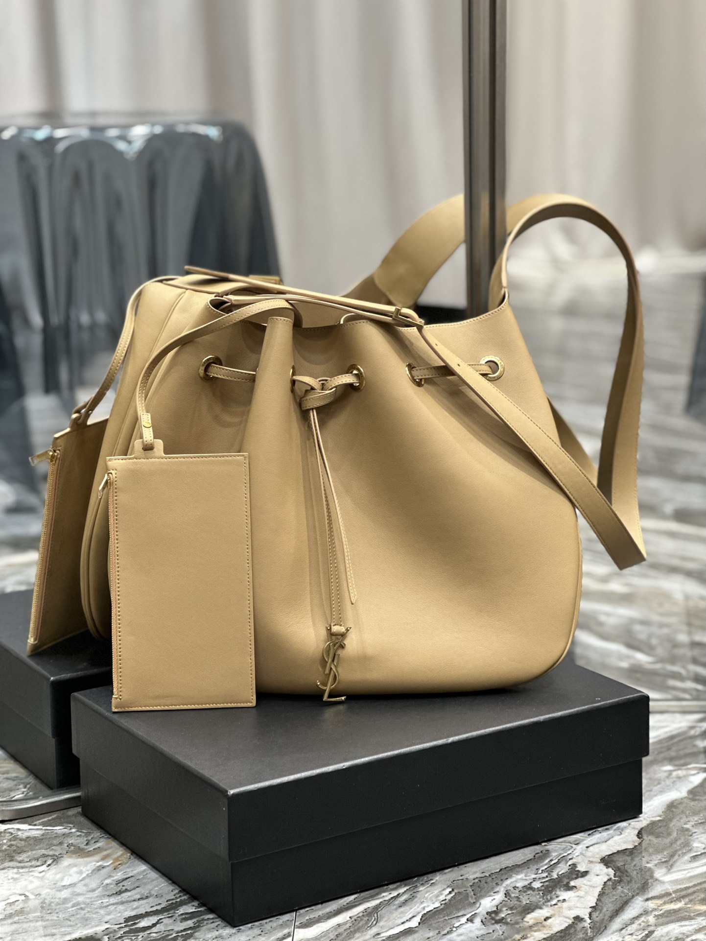 Handbags SAINT LAURENT 697941 size 44  33  2.5 cm - vstockx