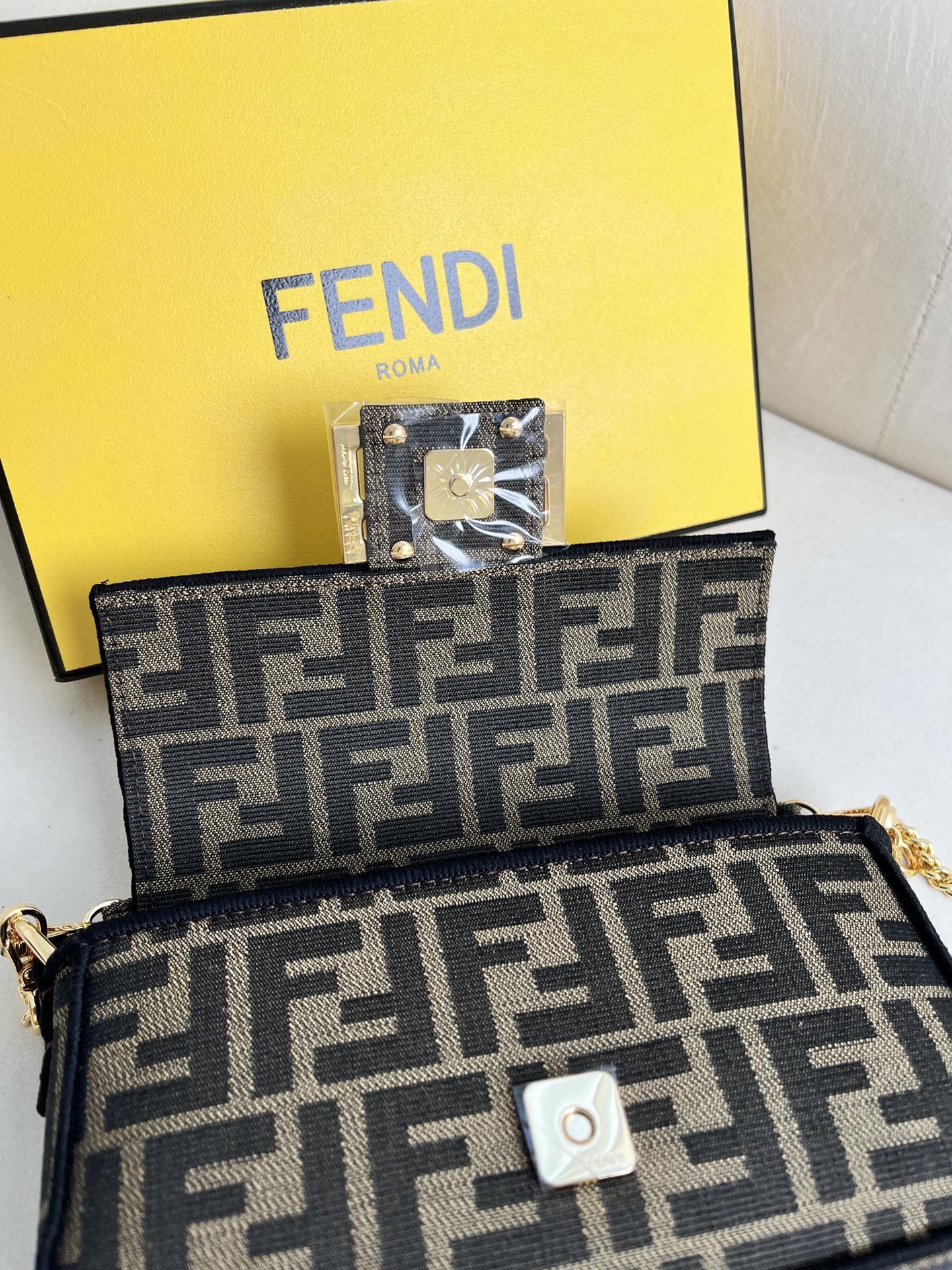 handbags FENDI 103 size:15*27*6cm - vstockx