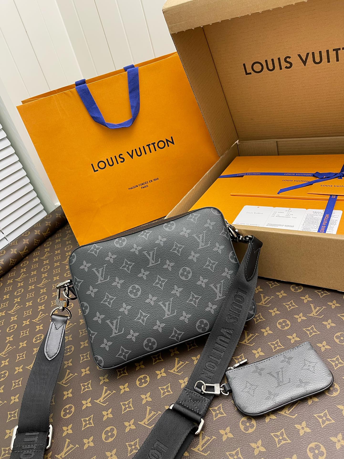 Handbags Louis Vuitton M69443 size:25*18.5*7 cm - vstockx
