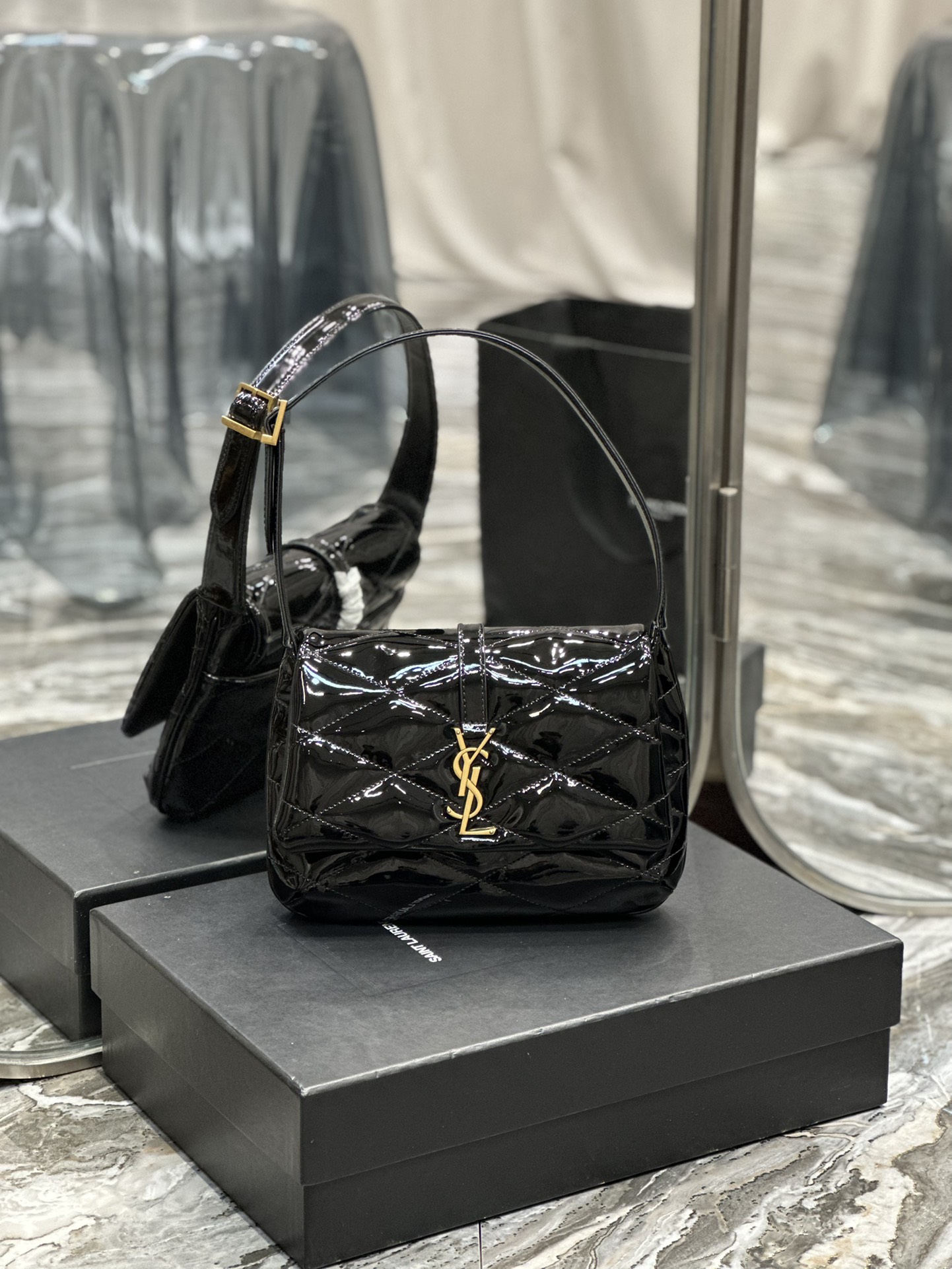 Handbags SAINT LAURENT 698567 size 24  18  5.5 cm - vstockx