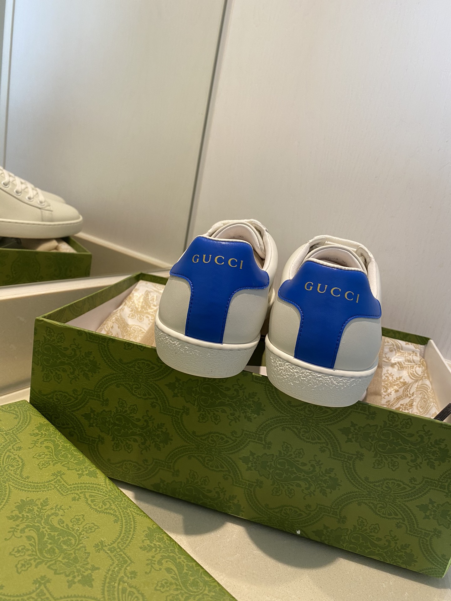 Gucci Women's Ace sneaker with bee sneaker 4 - vstockx