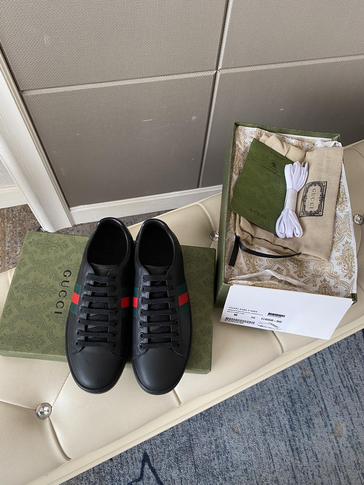 Gucci Women's Ace sneaker with bee sneaker 4 - vstockx