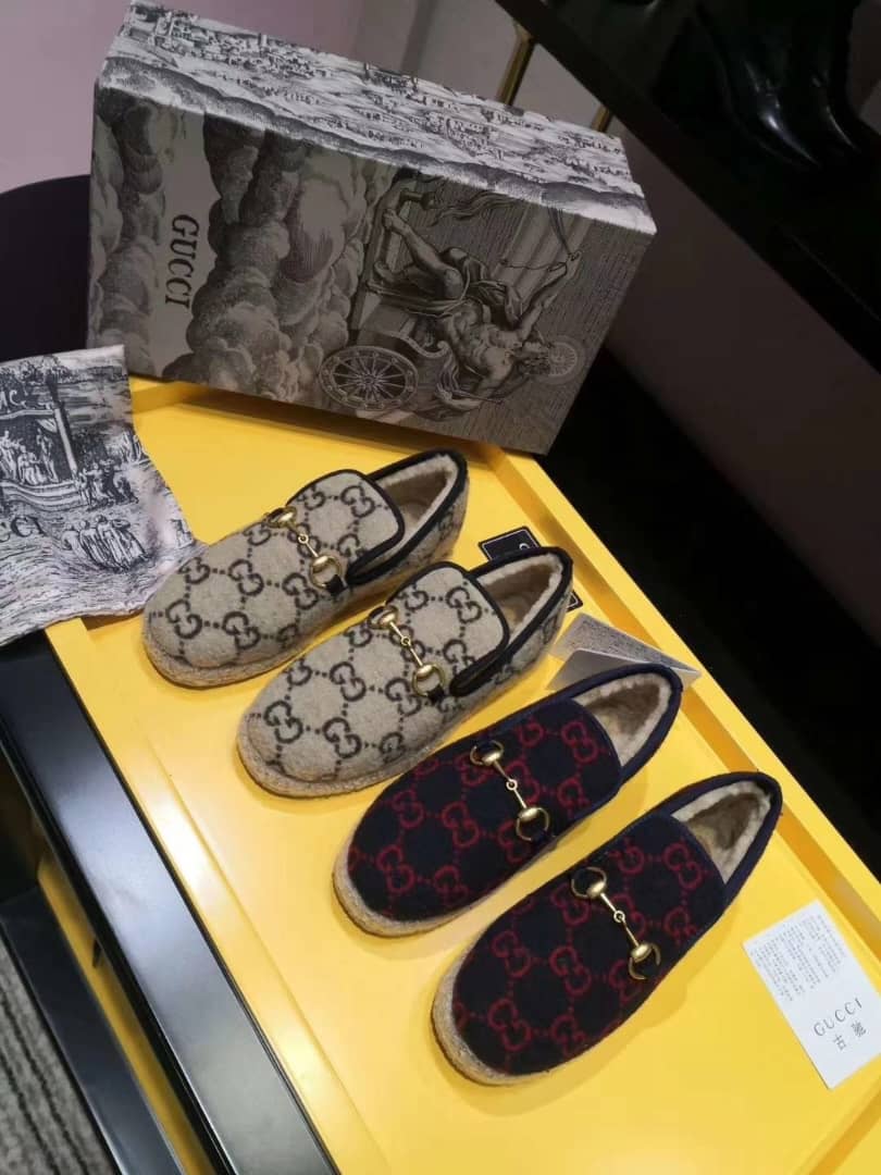 GUCCI Retro horses buckle loaf shoes beige - vstockx