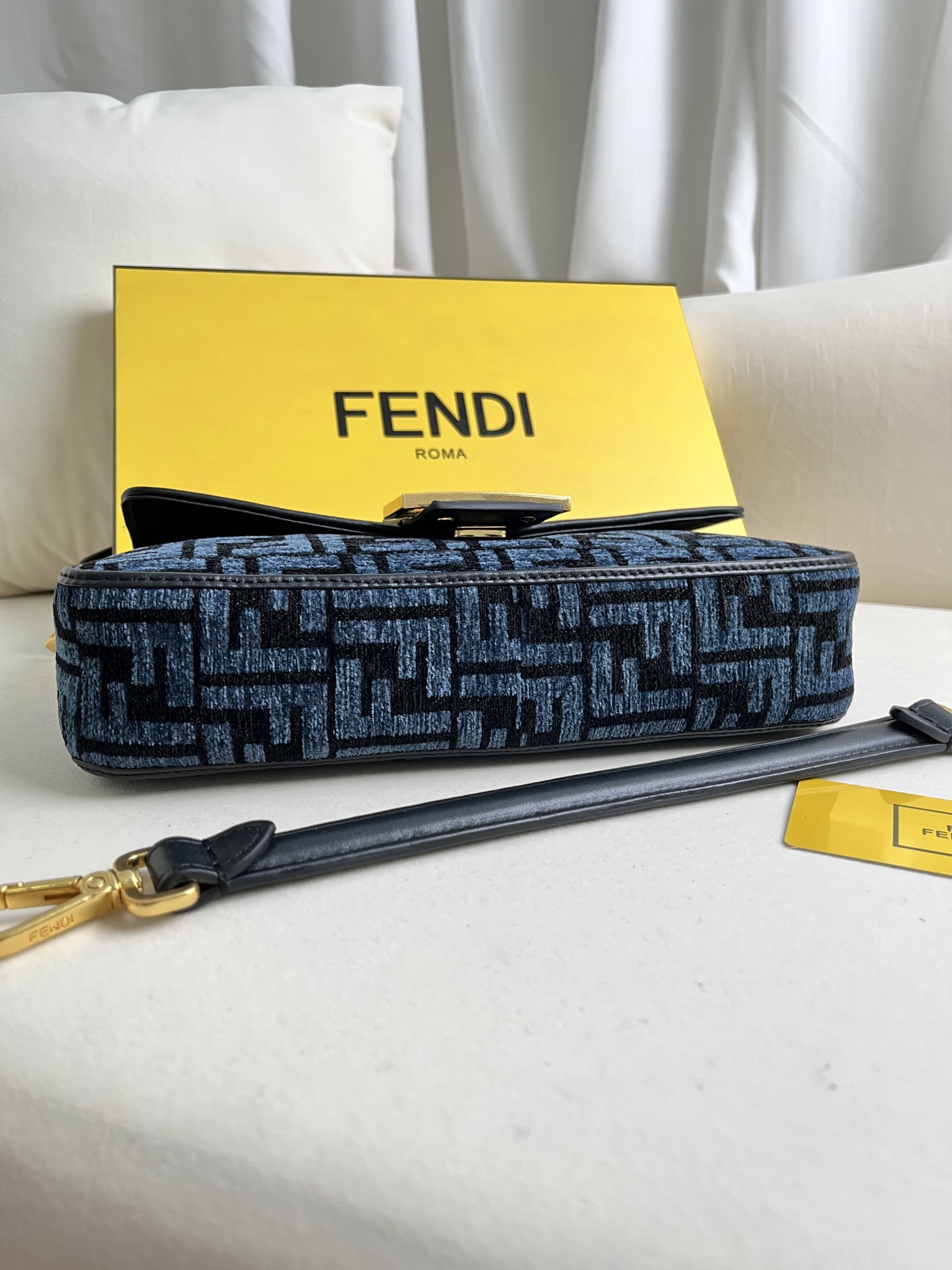 handbags FENDI 233 size:27*15*6cm - vstockx