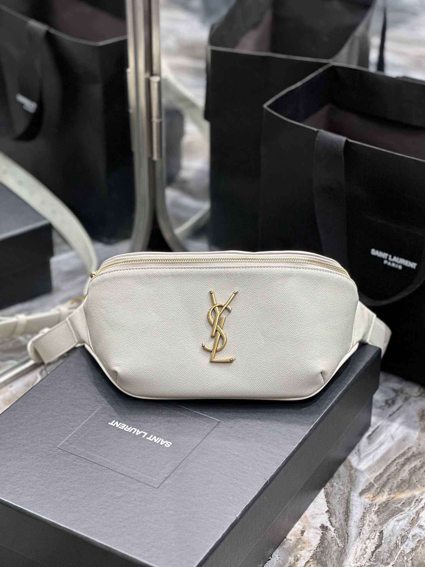 Handbags SAINT LAURENT 569737 size 25  14  3.5 cm - vstockx