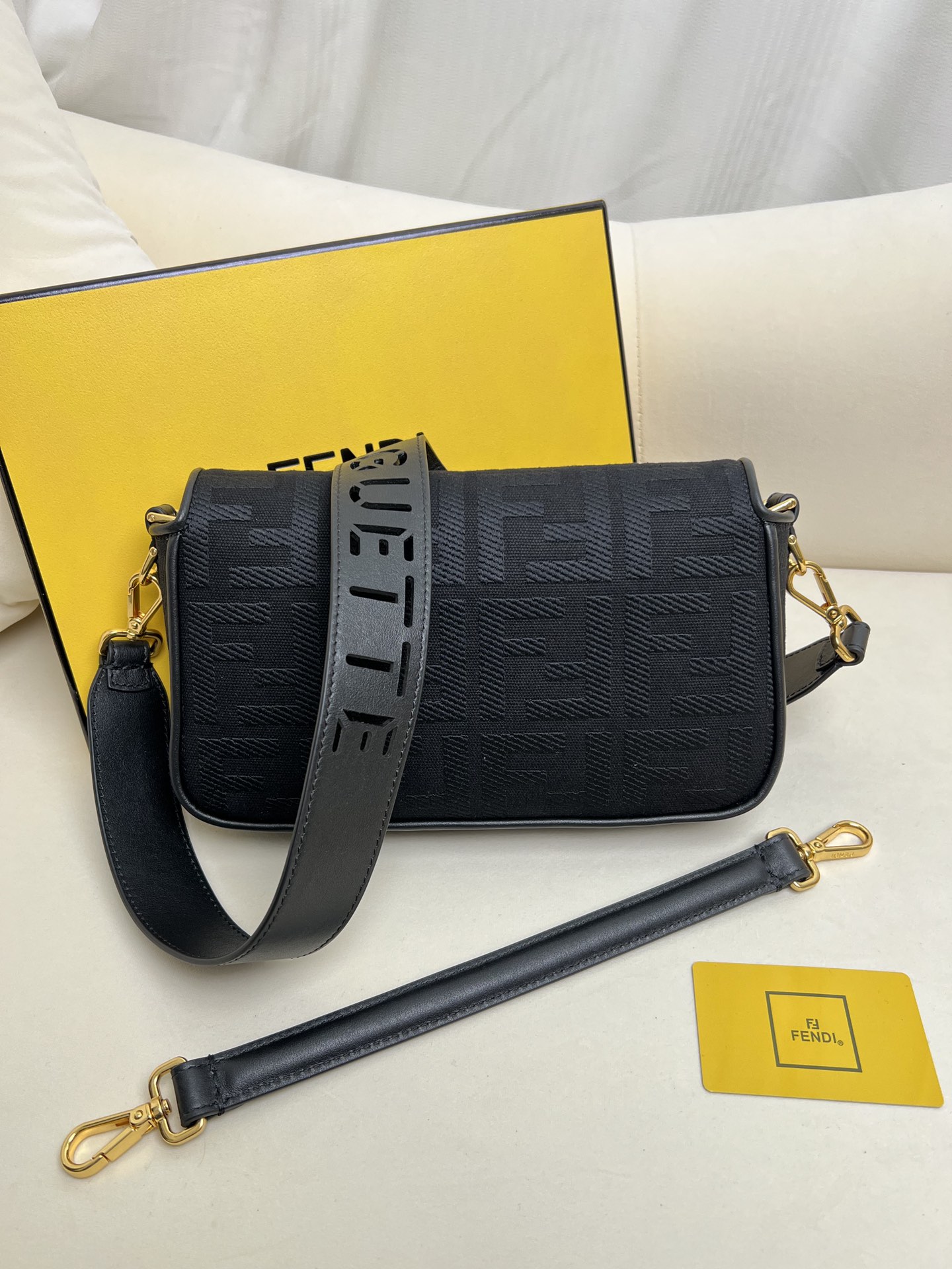 handbags FENDI Baguette size:26*6.5*13.5cm - vstockx