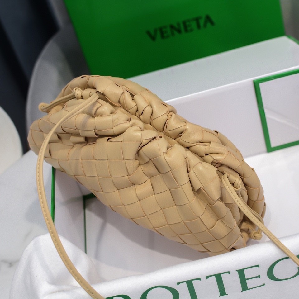 handbags Bottega Veneta The pouch size:23*13*8 - vstockx