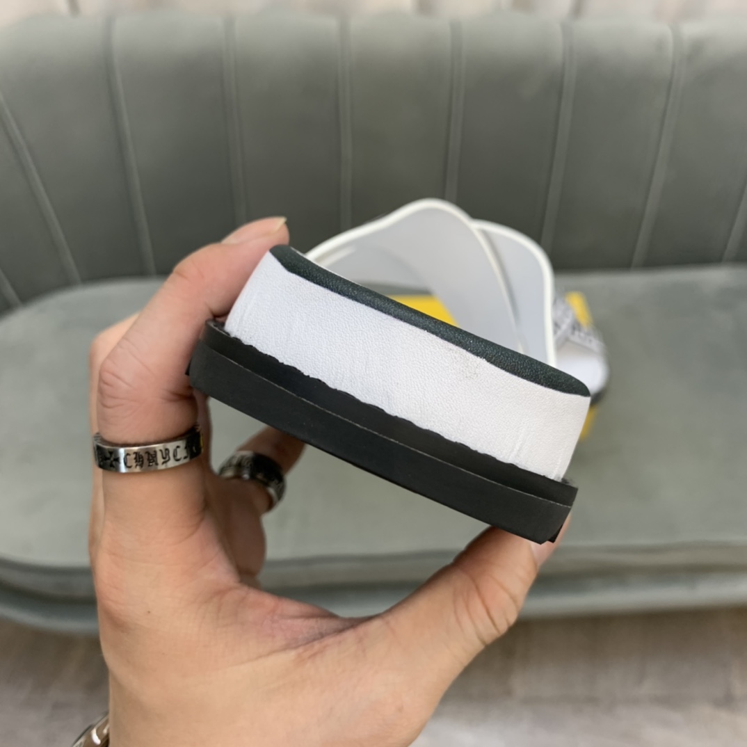 Fendi Slides 10 - vstockx