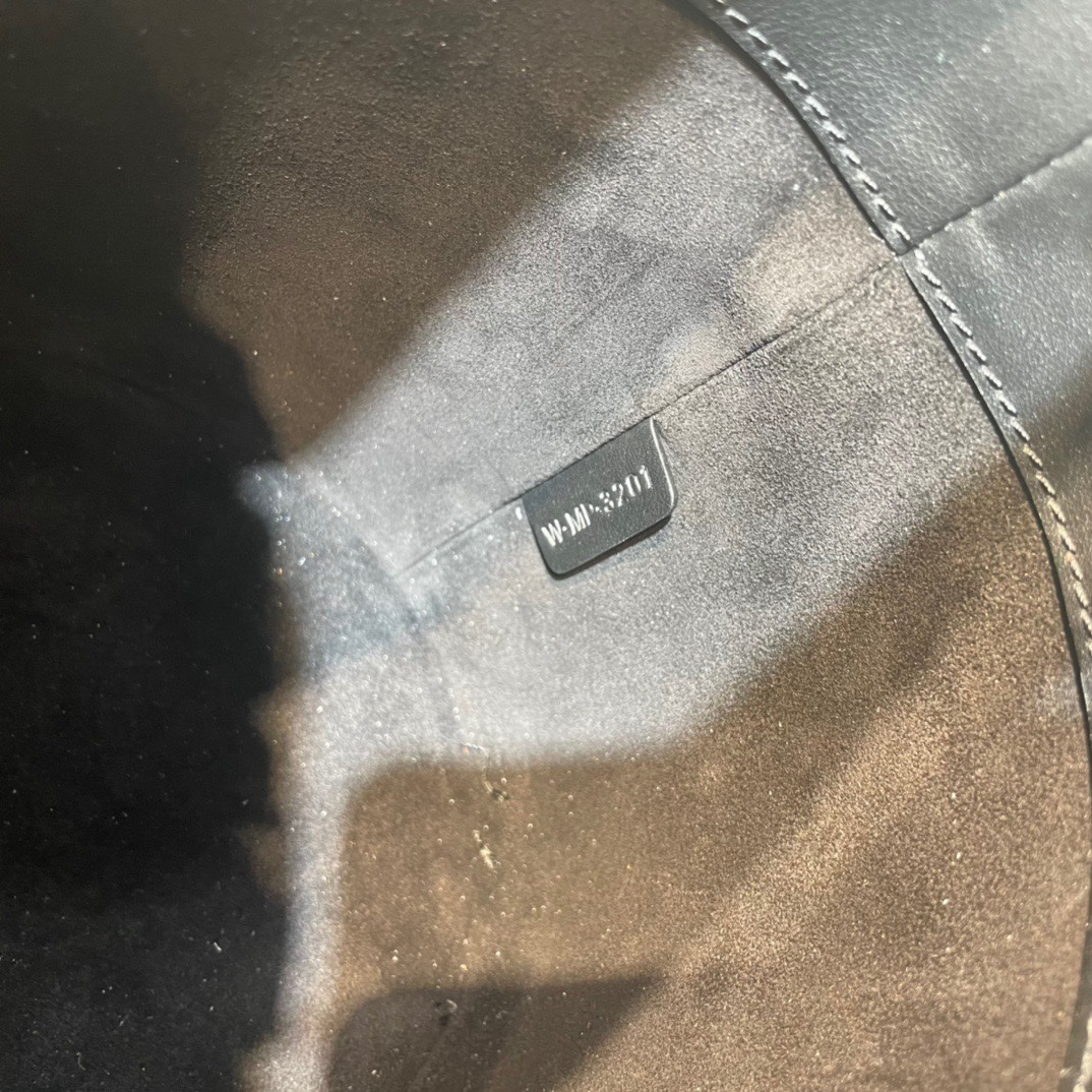 Handbags Celine TEEN BUCKET 16 197573 16 X 18 X 16 cm - vstockx