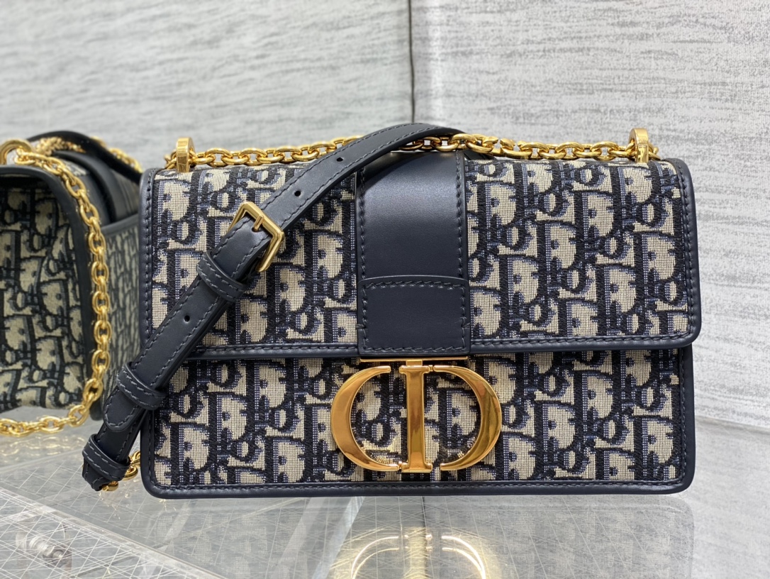 Handbags !  9208 size  25x16.5x8 - vstockx