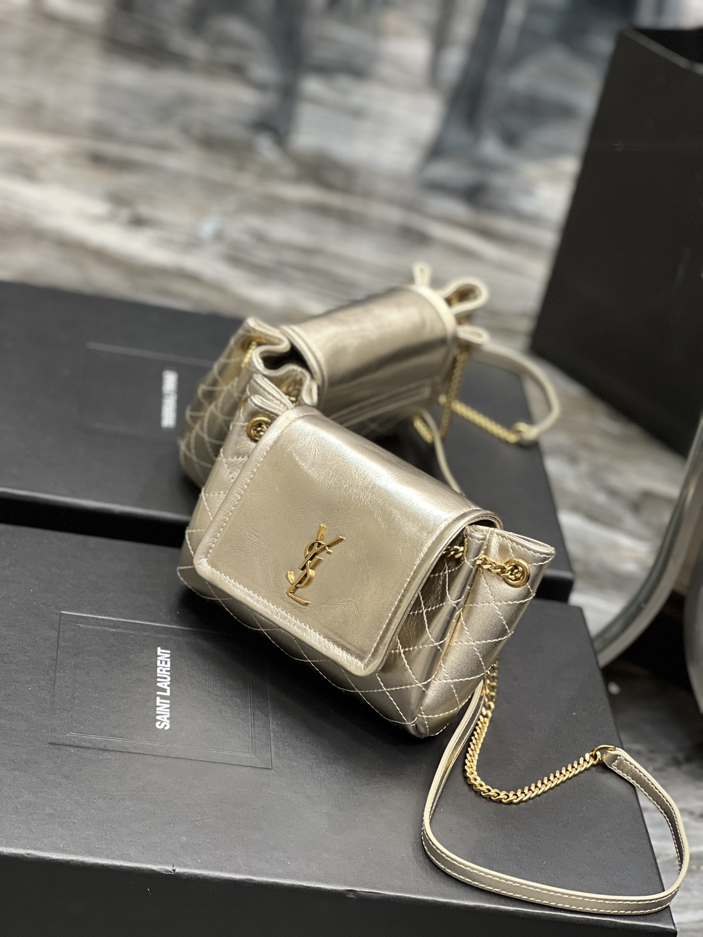 Handbags SAINT LAURENT 672738 size 18x13x6 cm - vstockx