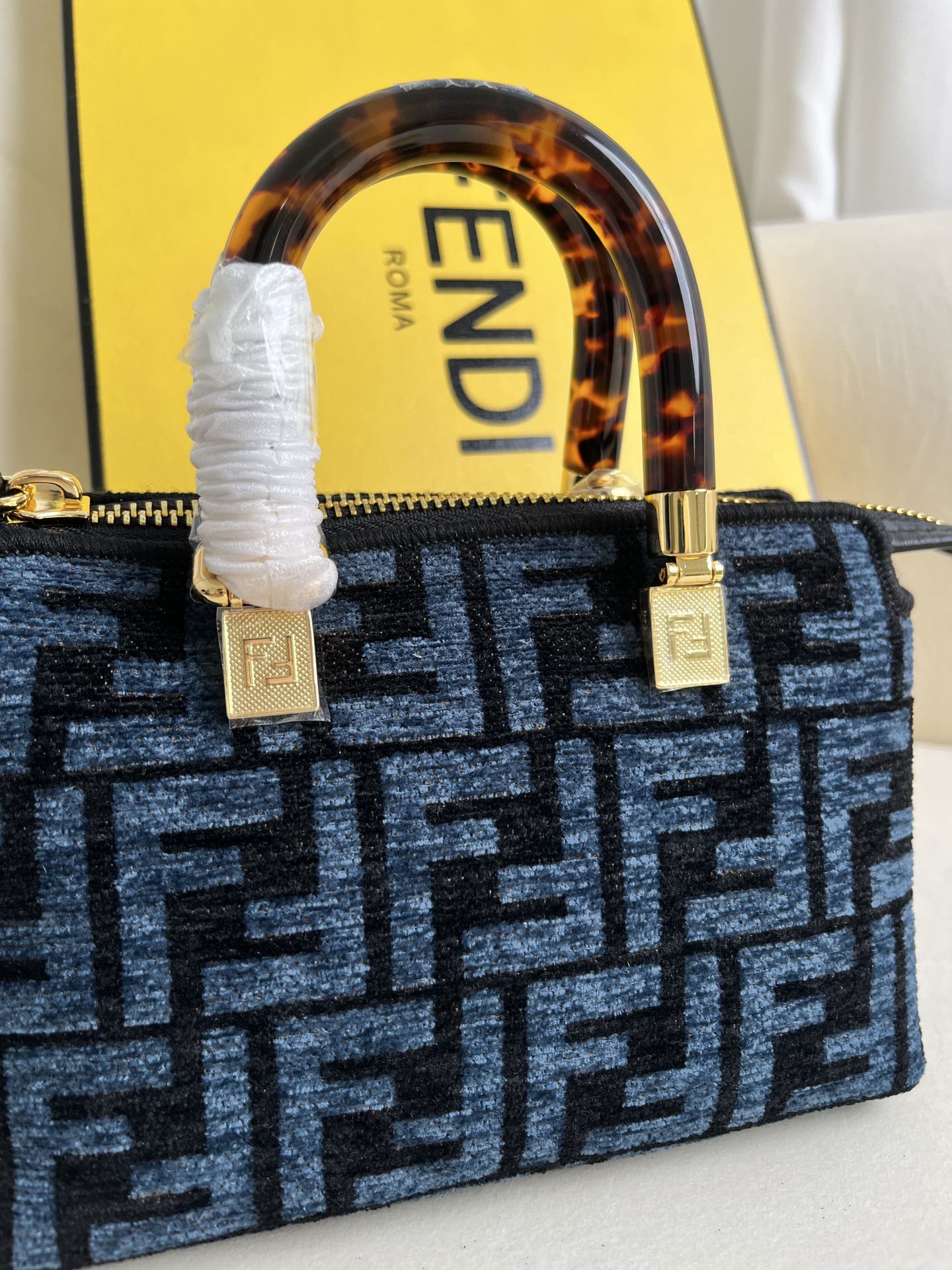 handbags FENDI 228 size:20.5*12*9cm - vstockx