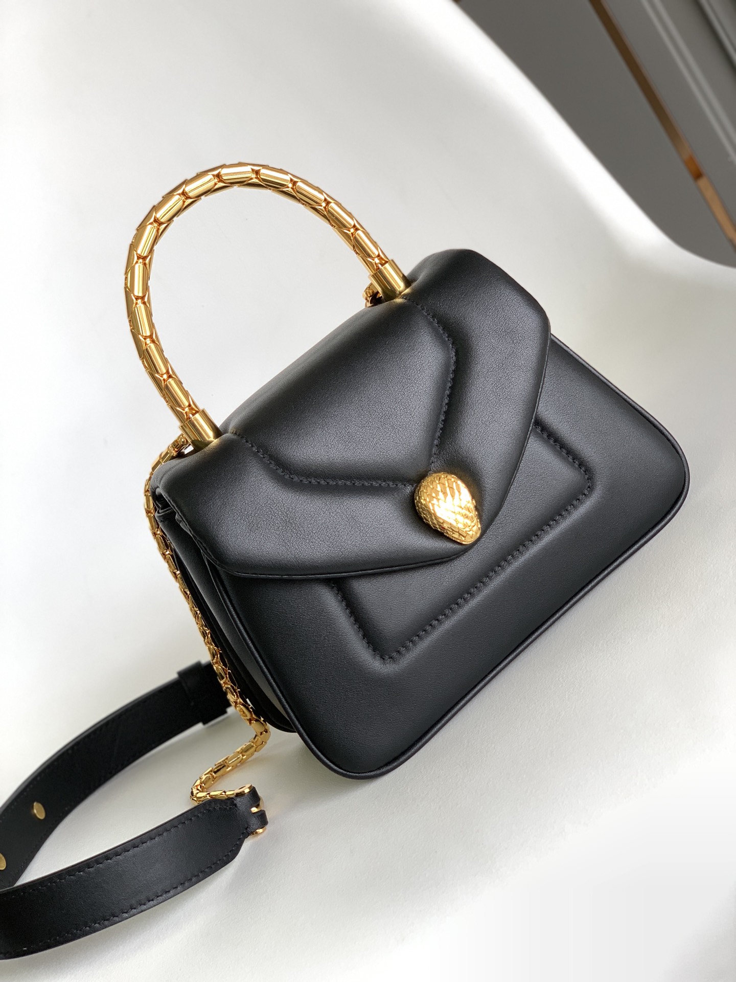 Handbags Bvlgari SERPENTI REVERSE size:22.5*15*7 cm - vstockx